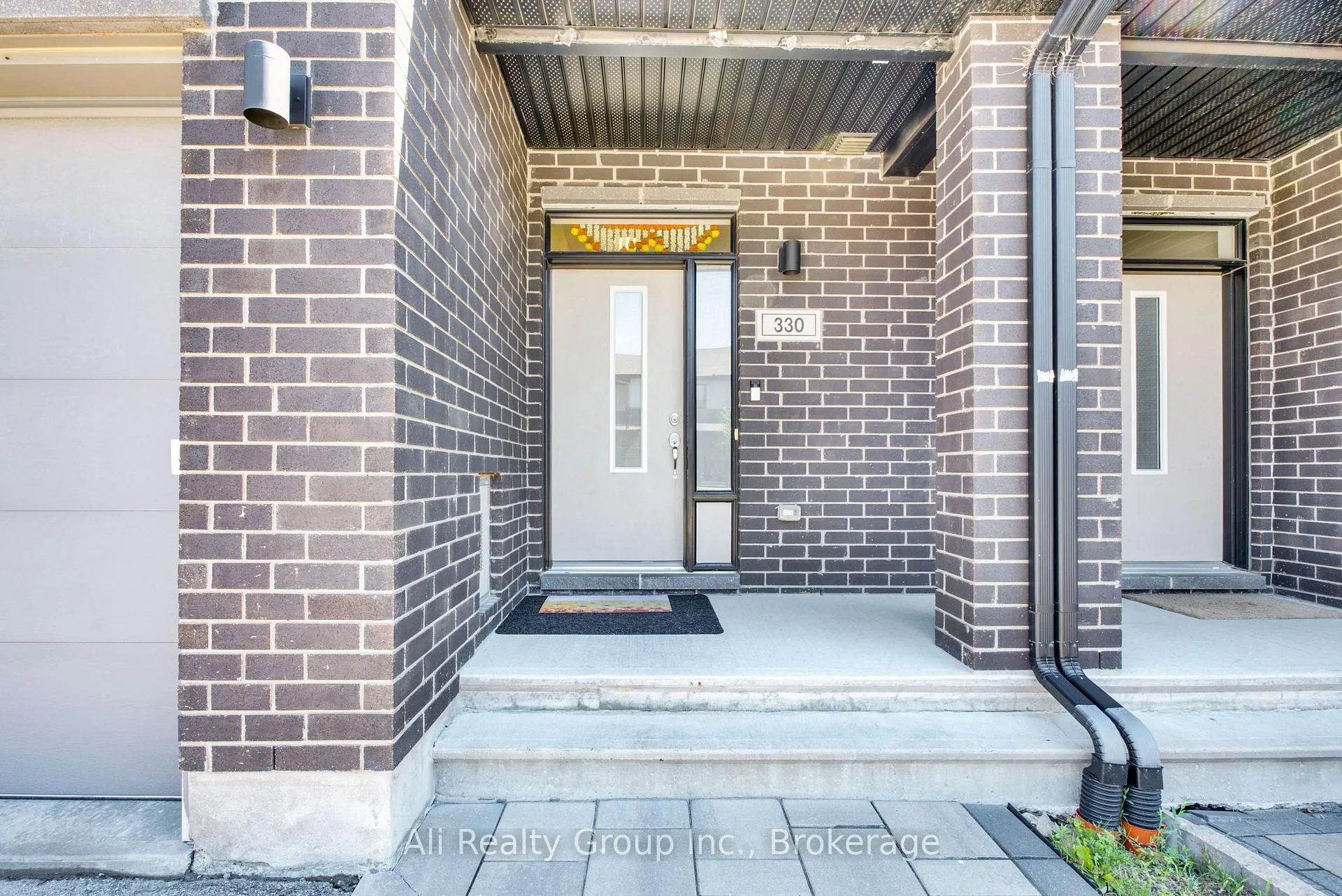 Photo 3 of 330 Nonius Street, Ottawa, Kanata - Emerald Meadows/Trailwest — HOMEH