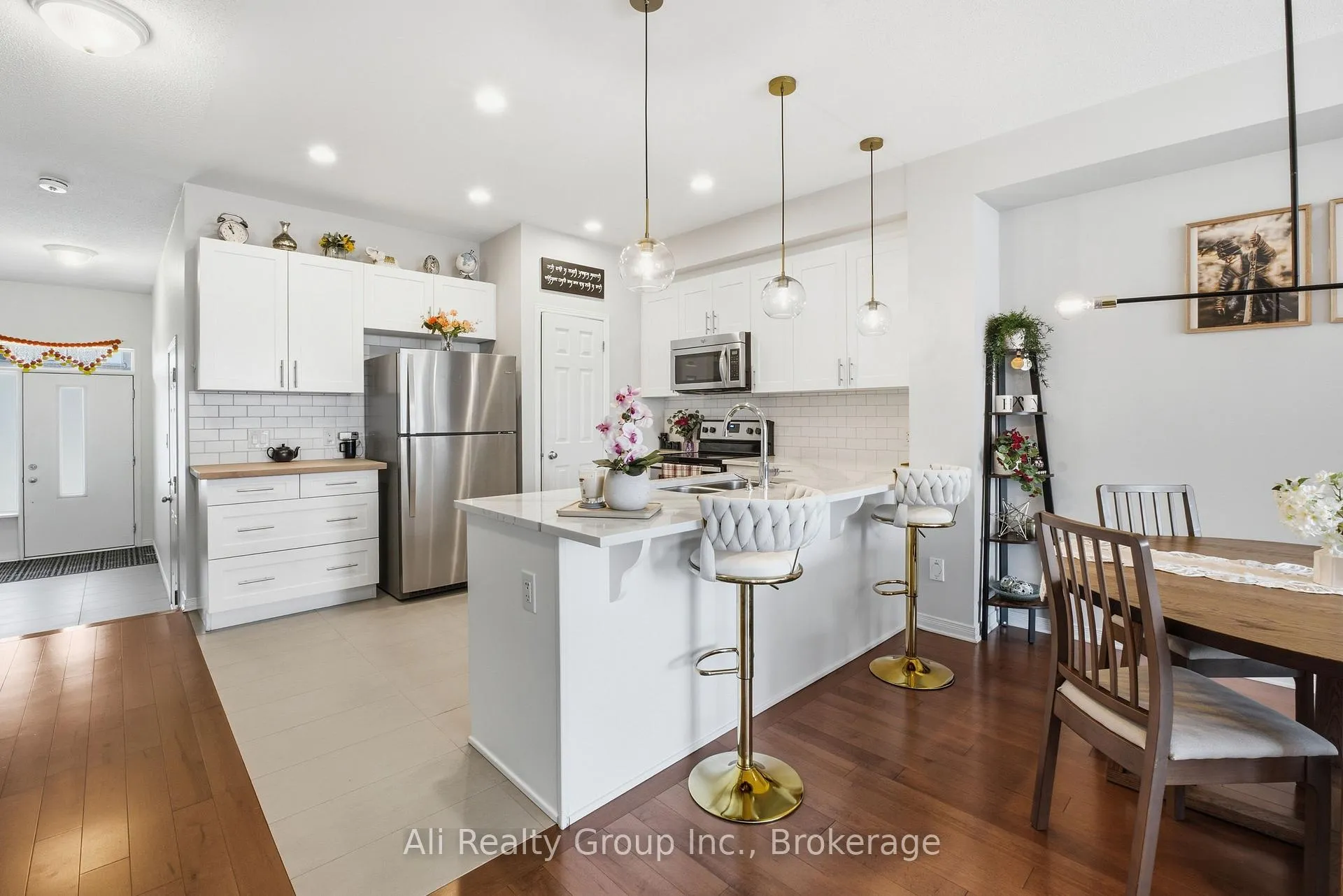 Photo 5 of 330 Nonius Street, Ottawa, Kanata - Emerald Meadows/Trailwest — HOMEH