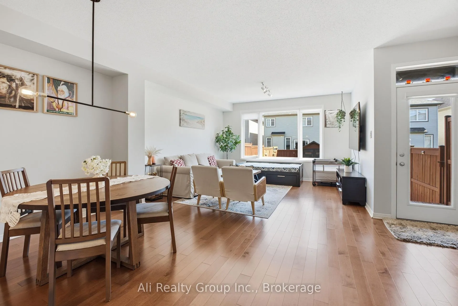 Photo 7 of 330 Nonius Street, Ottawa, Kanata - Emerald Meadows/Trailwest — HOMEH