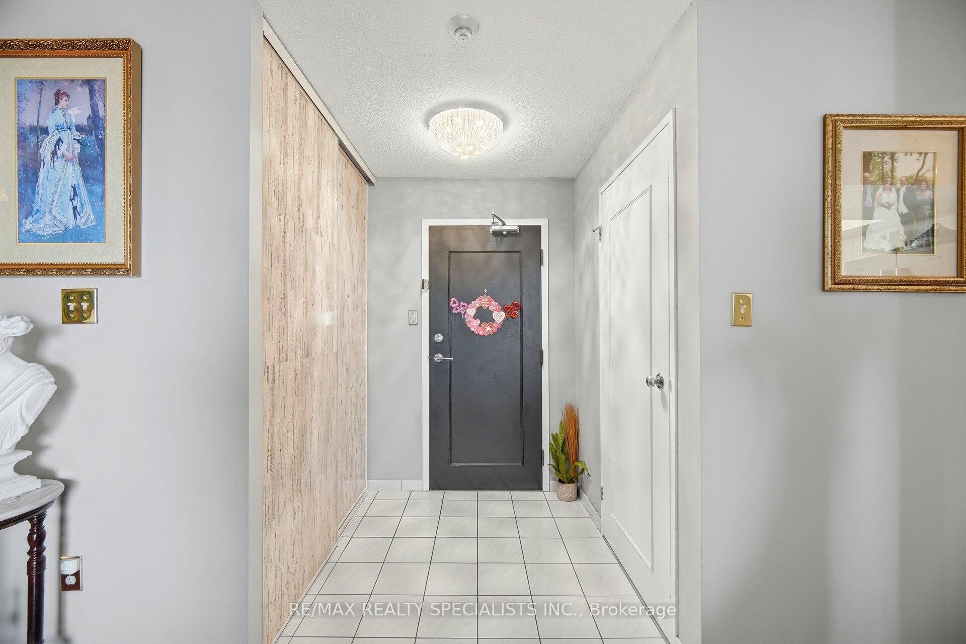 Photo 6 of Unit 805, 5 Rowntree Road N, Etobicoke, Mount Olive-Silverstone-Jamestown — HOMEH