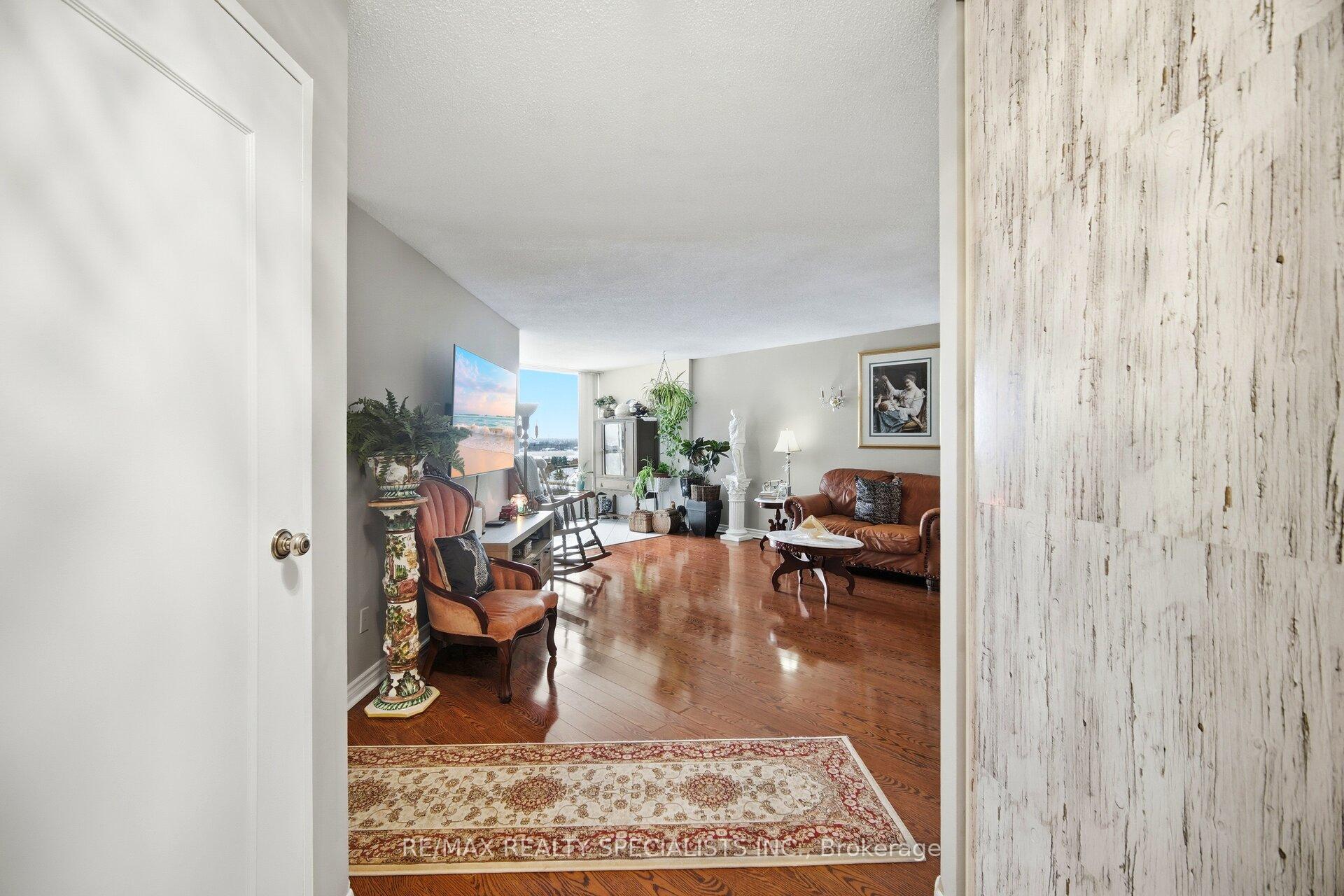 Photo 7 of Unit 805, 5 Rowntree Road N, Etobicoke, Mount Olive-Silverstone-Jamestown — HOMEH