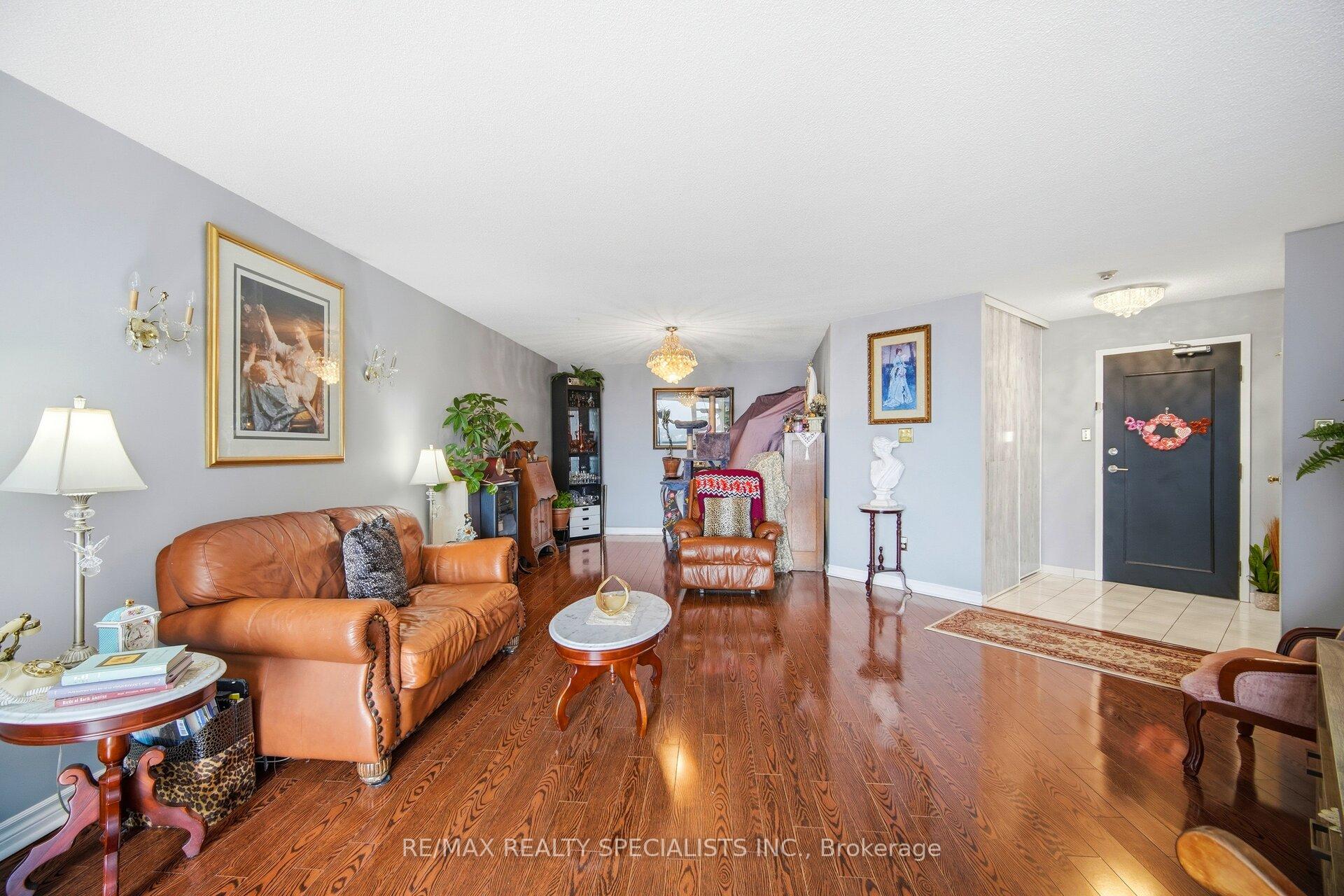 Photo 8 of Unit 805, 5 Rowntree Road N, Etobicoke, Mount Olive-Silverstone-Jamestown — HOMEH