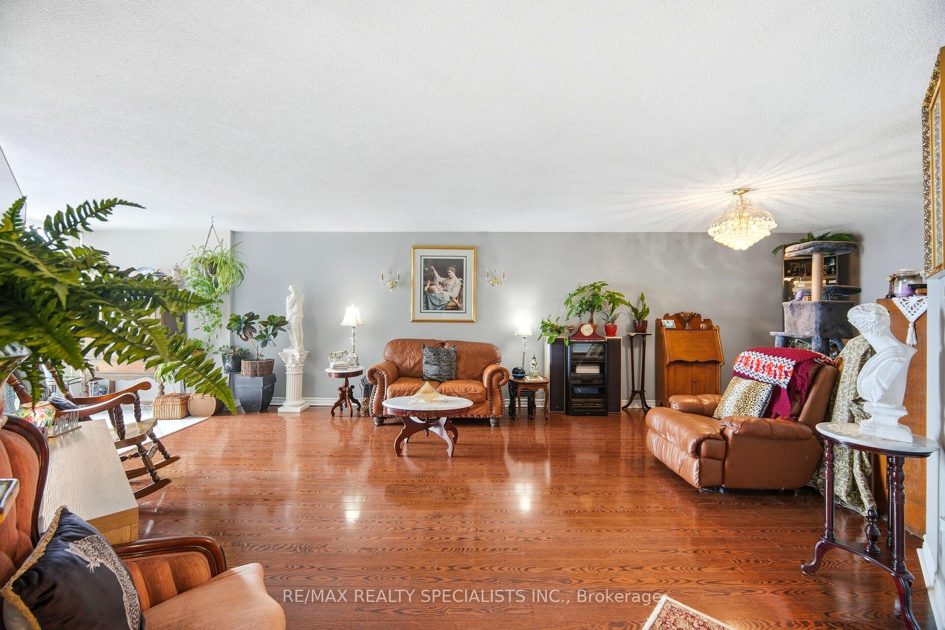 Photo 11 of Unit 805, 5 Rowntree Road N, Etobicoke, Mount Olive-Silverstone-Jamestown — HOMEH