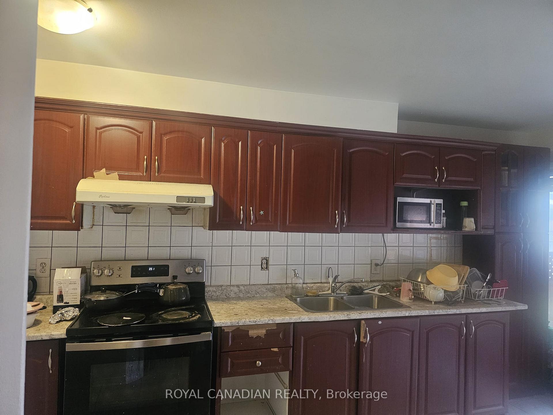 Photo 2 of 112 Lauraglen Crescent, Brampton, Fletcher's Creek South — HOMEH