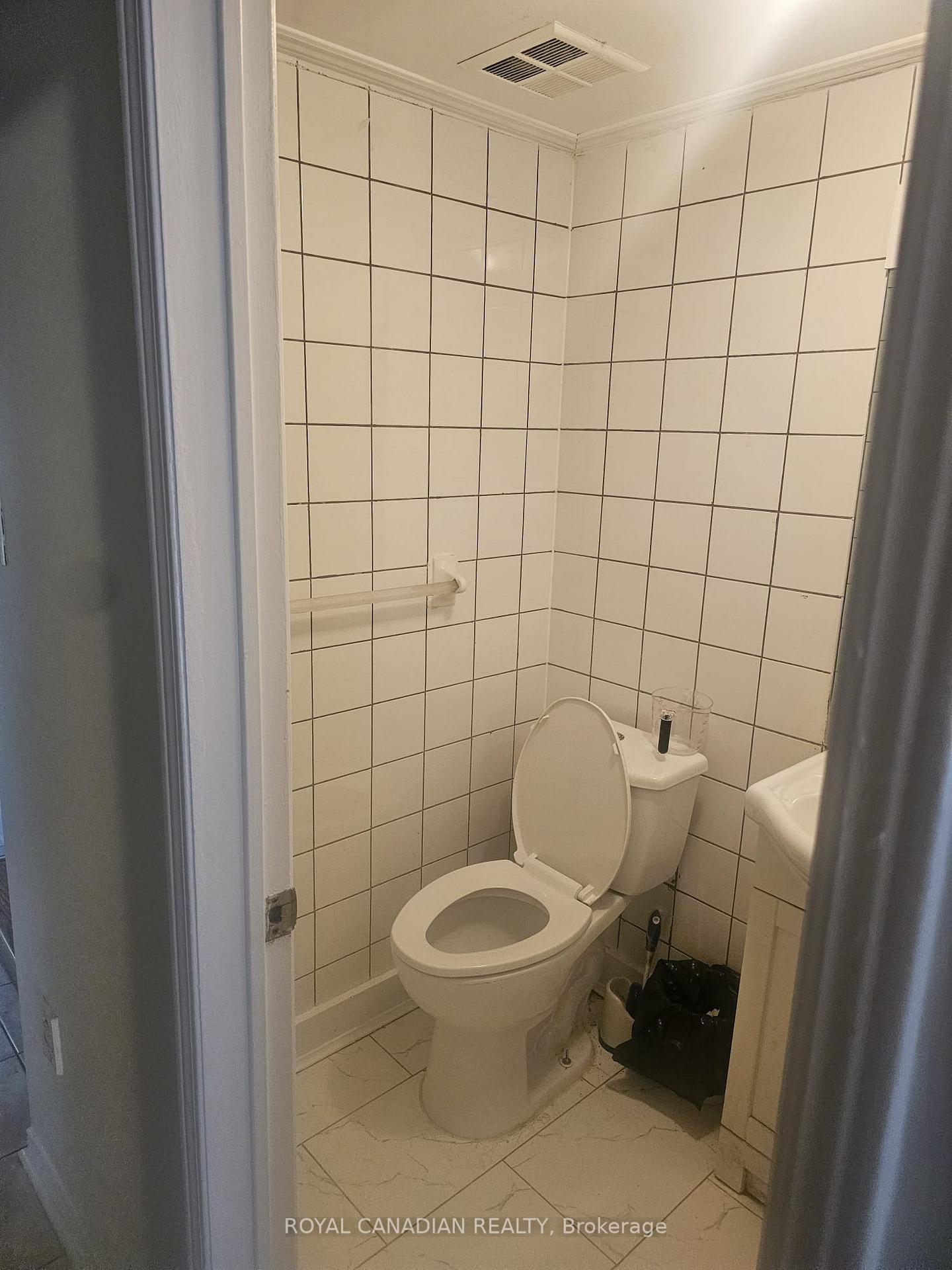 Photo 6 of 112 Lauraglen Crescent, Brampton, Fletcher's Creek South — HOMEH