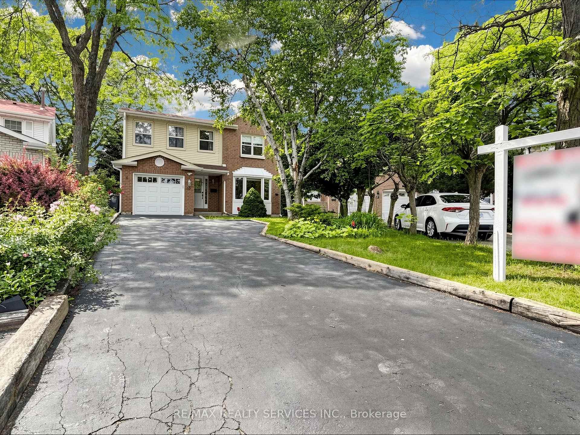 Photo 2 of 30 Mcgillivary Crescent, Brampton, Central Park — HOMEH
