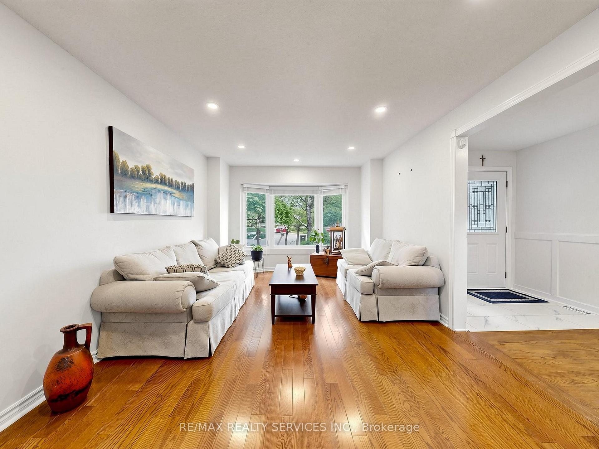 Photo 5 of 30 Mcgillivary Crescent, Brampton, Central Park — HOMEH
