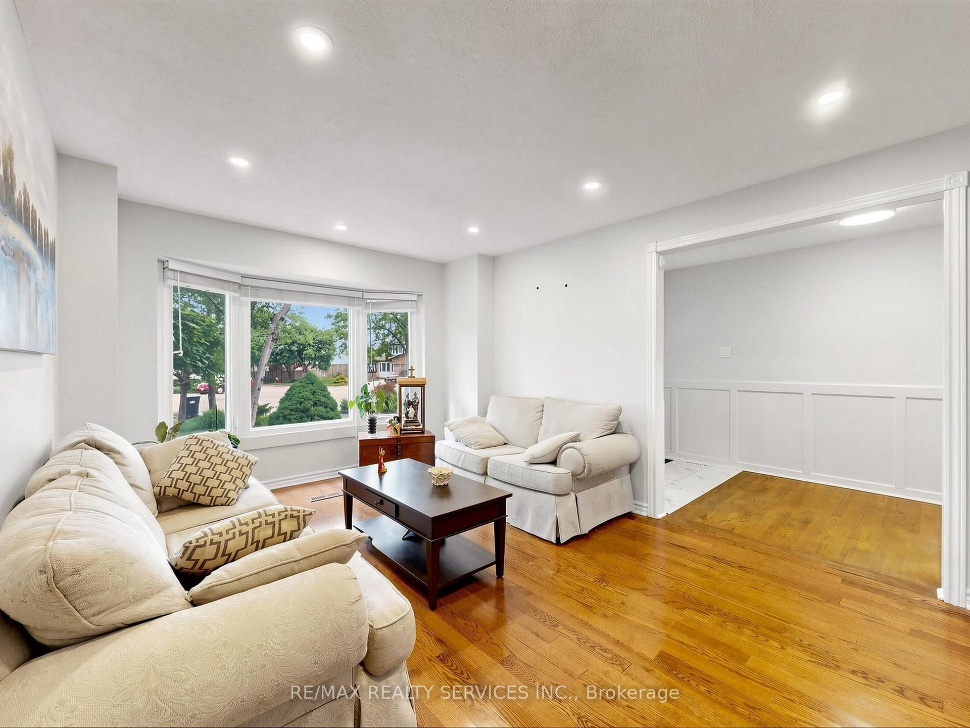 Photo 7 of 30 Mcgillivary Crescent, Brampton, Central Park — HOMEH