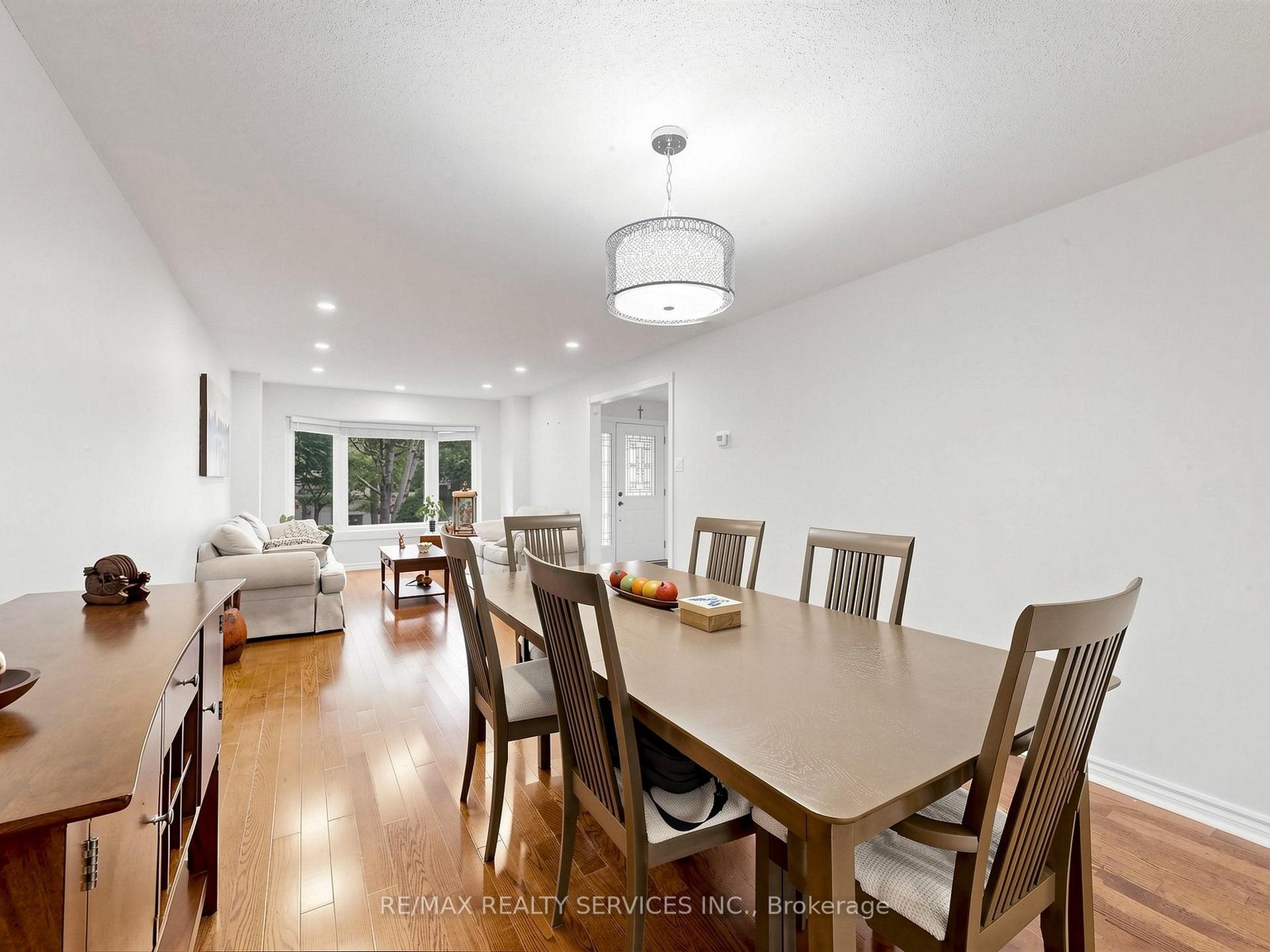 Photo 10 of 30 Mcgillivary Crescent, Brampton, Central Park — HOMEH