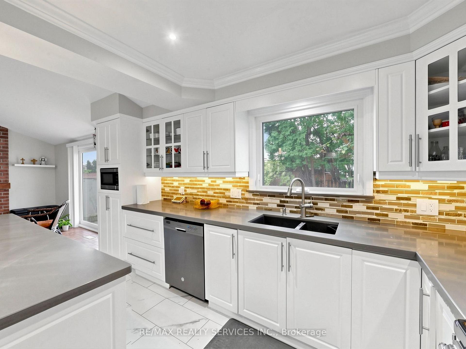 Photo 11 of 30 Mcgillivary Crescent, Brampton, Central Park — HOMEH
