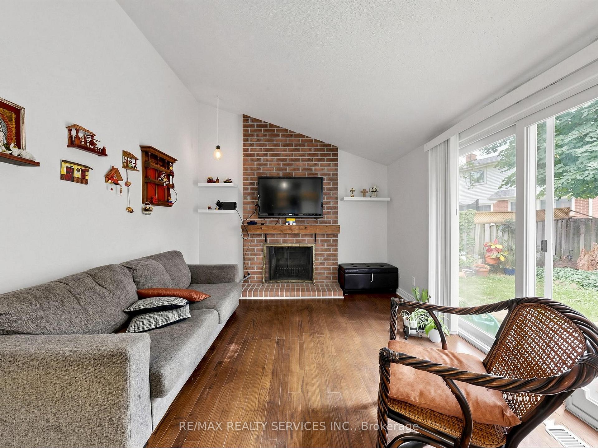 Photo 17 of 30 Mcgillivary Crescent, Brampton, Central Park — HOMEH