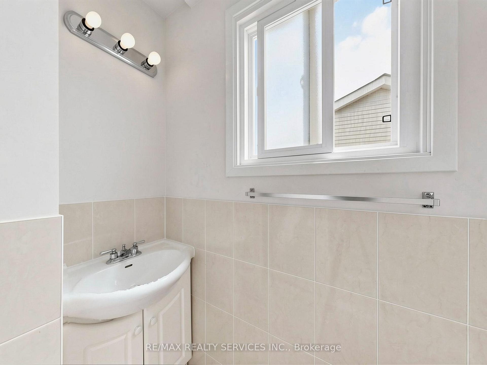 Photo 24 of 30 Mcgillivary Crescent, Brampton, Central Park — HOMEH