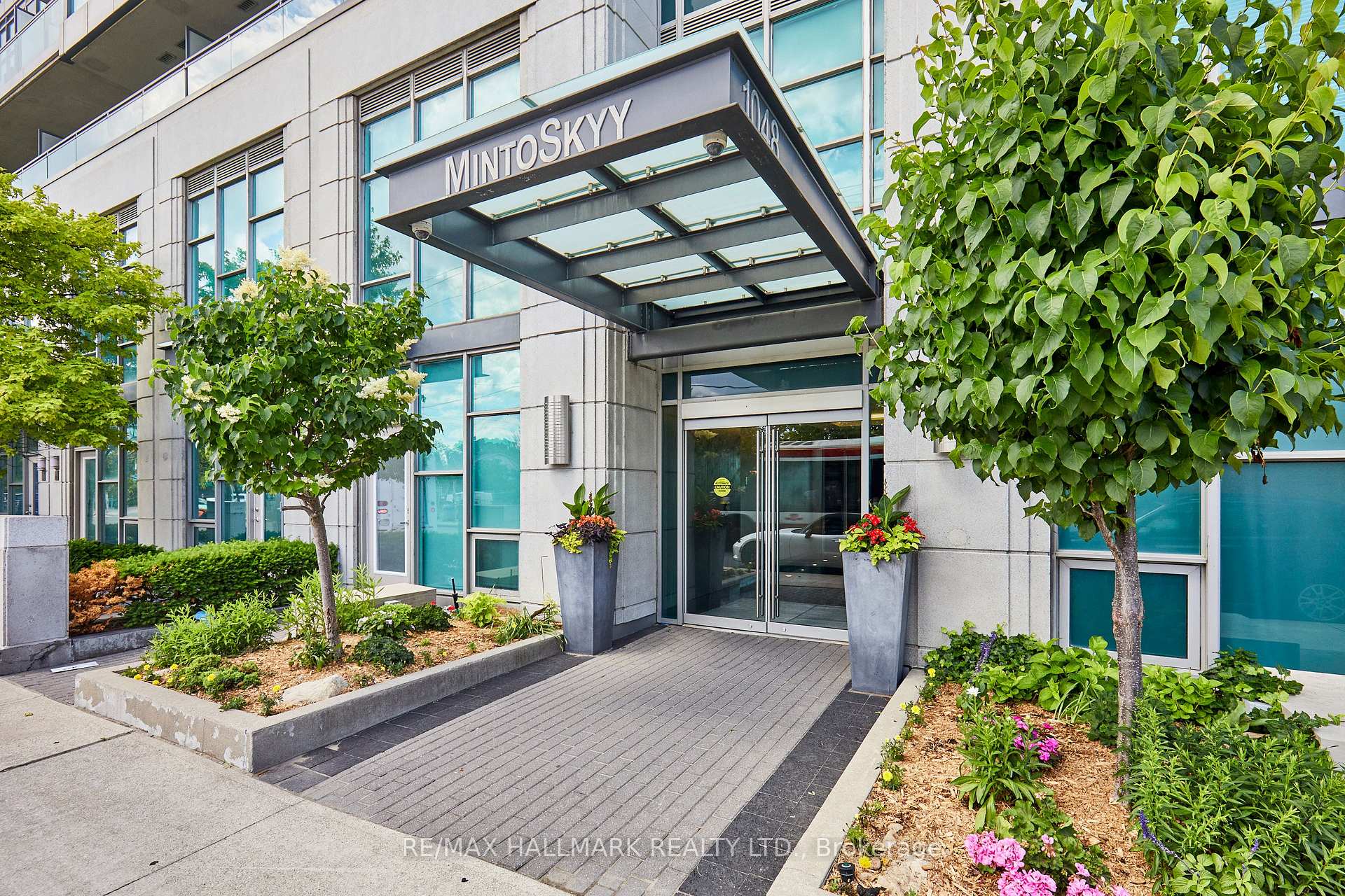 Front of Unit 1804, 1048 Broadview Avenue