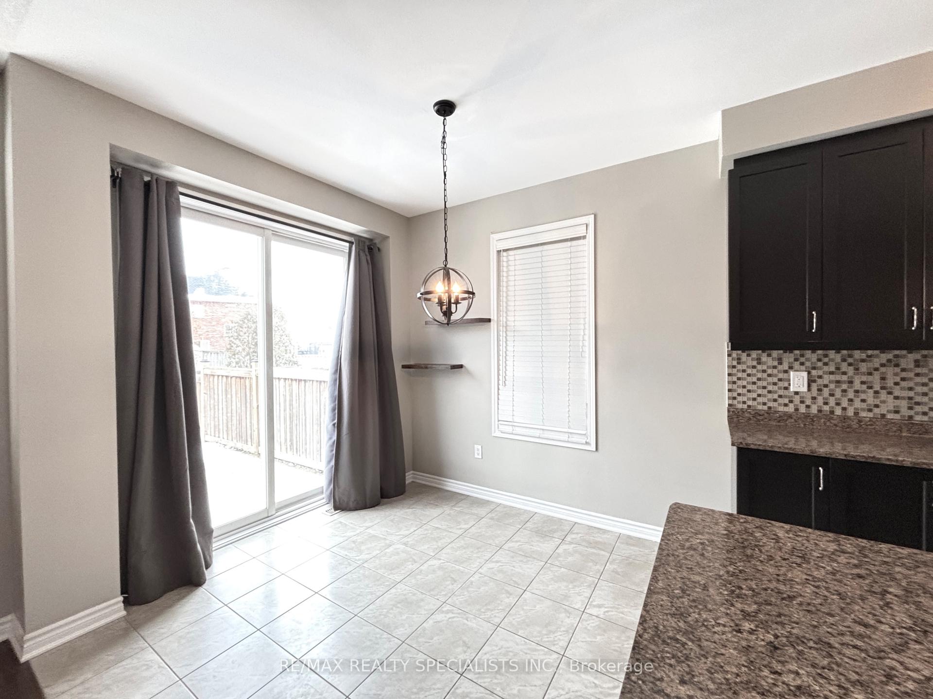 Photo 2 of 227 Spring Creek Drive, Hamilton, Waterdown — HOMEH