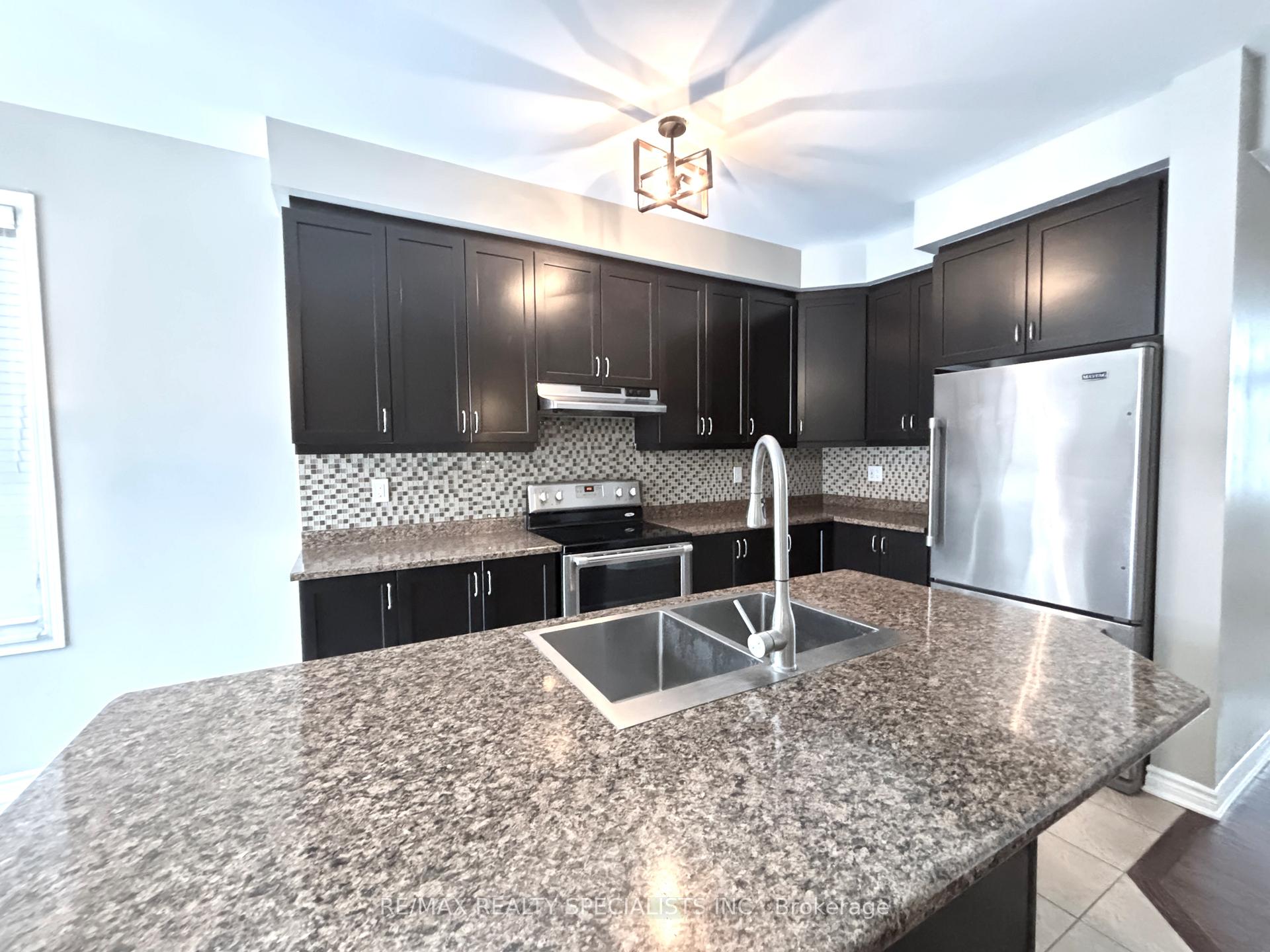 Photo 3 of 227 Spring Creek Drive, Hamilton, Waterdown — HOMEH