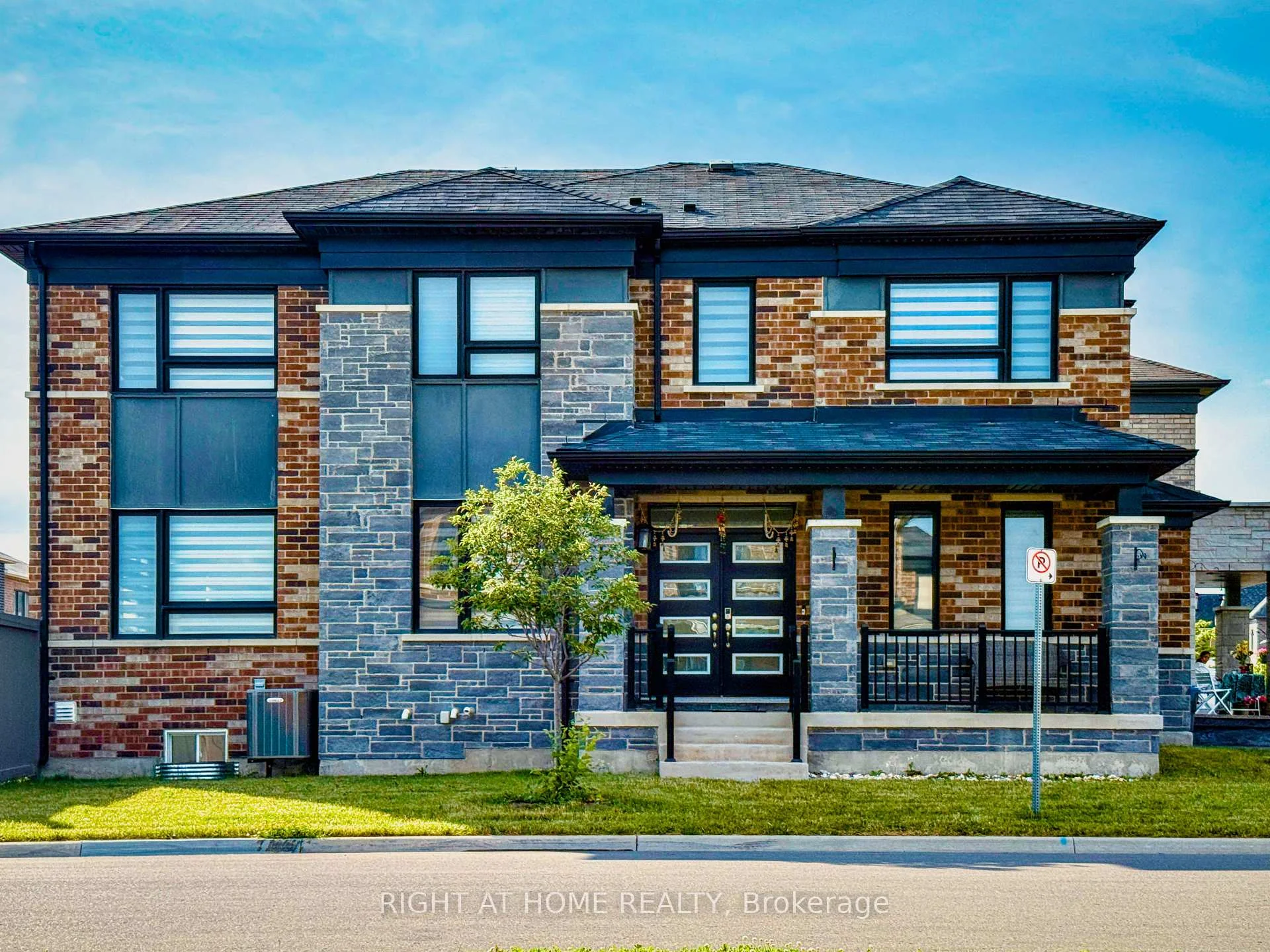 Photo 3 of 30 Boothill Drive, Brampton, Northwest Brampton — HOMEH