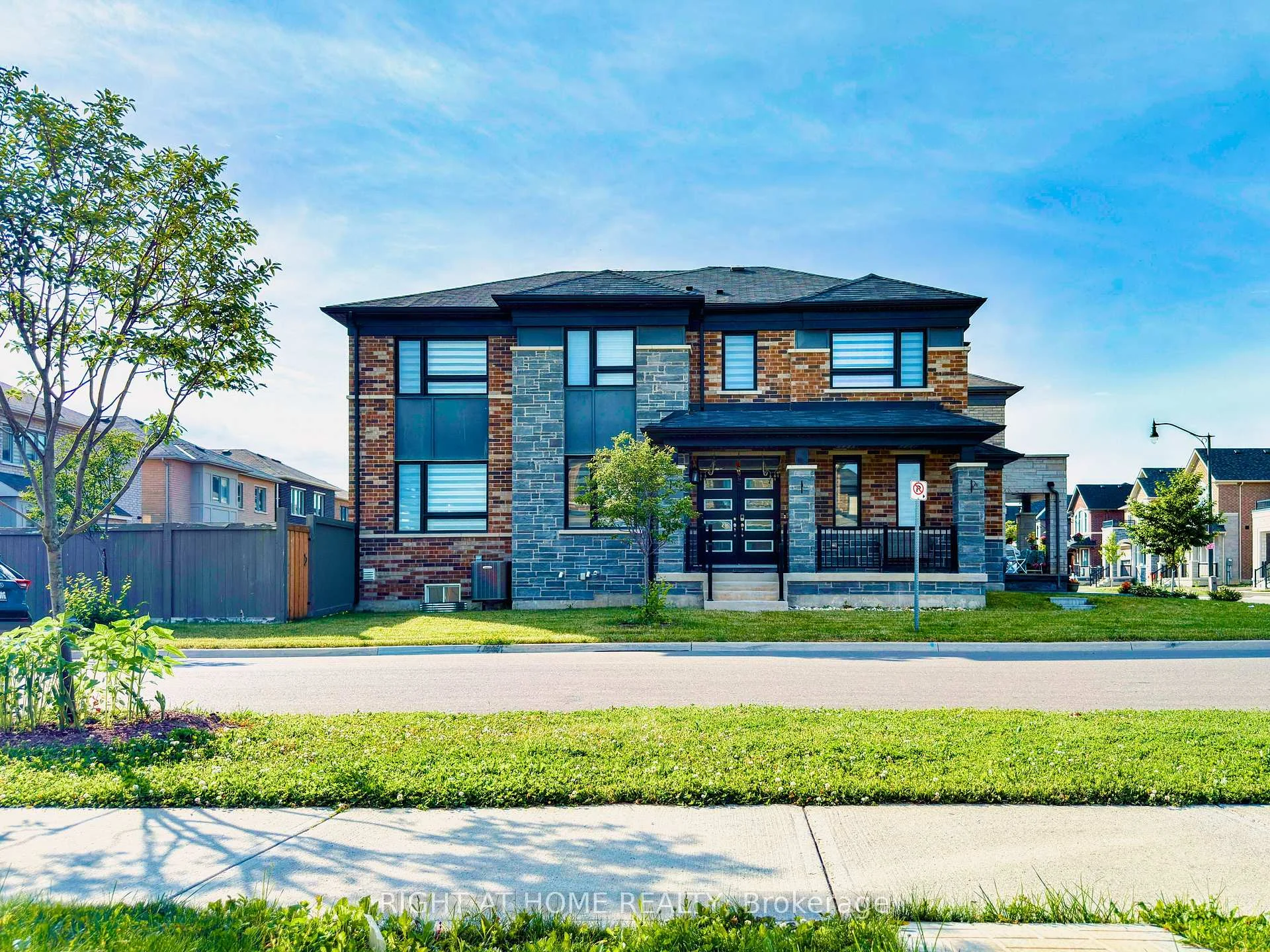 Photo 4 of 30 Boothill Drive, Brampton, Northwest Brampton — HOMEH