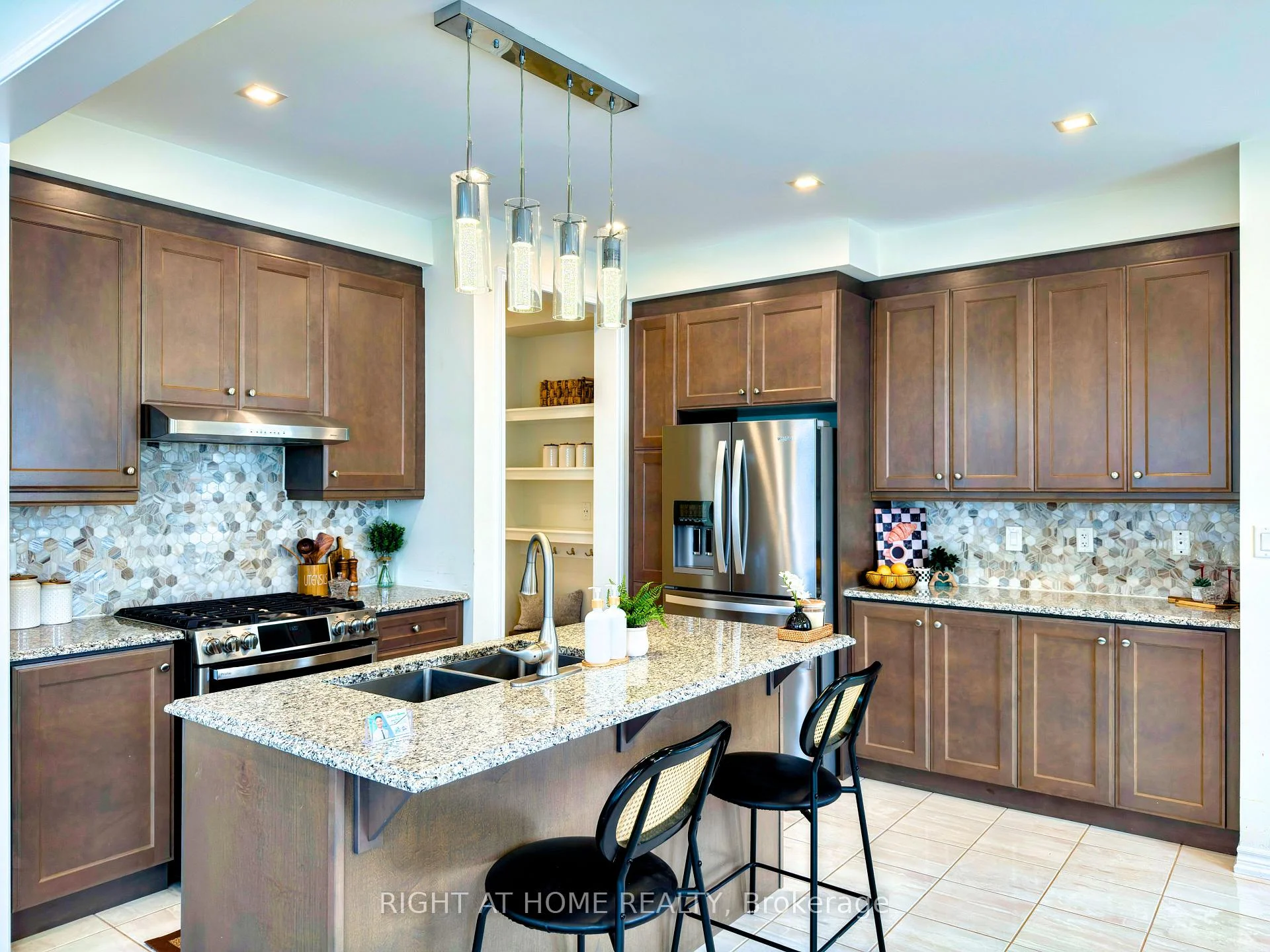 Photo 10 of 30 Boothill Drive, Brampton, Northwest Brampton — HOMEH