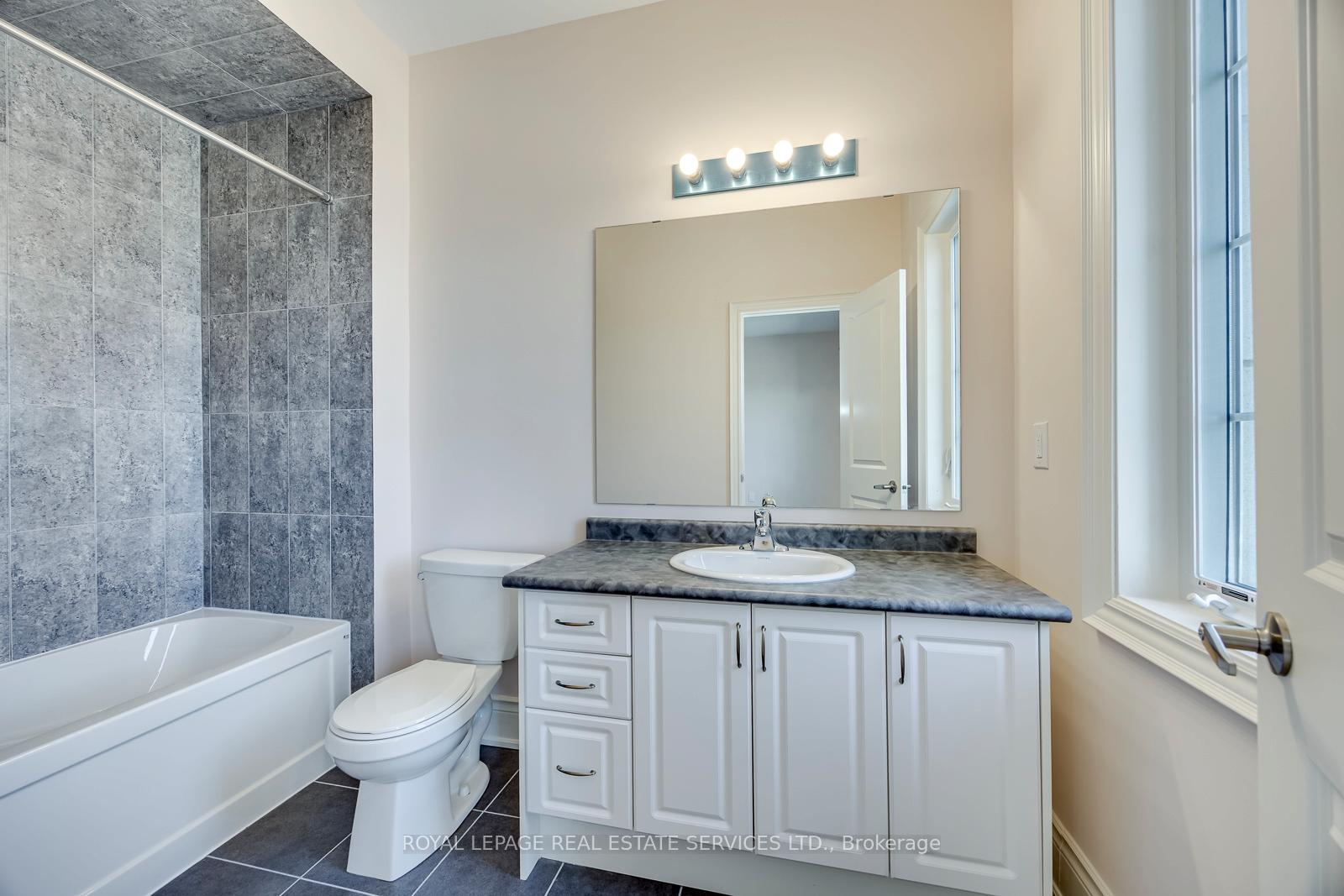 Photo 34 of 60 Avanti Crescent, Hamilton, Waterdown — HOMEH