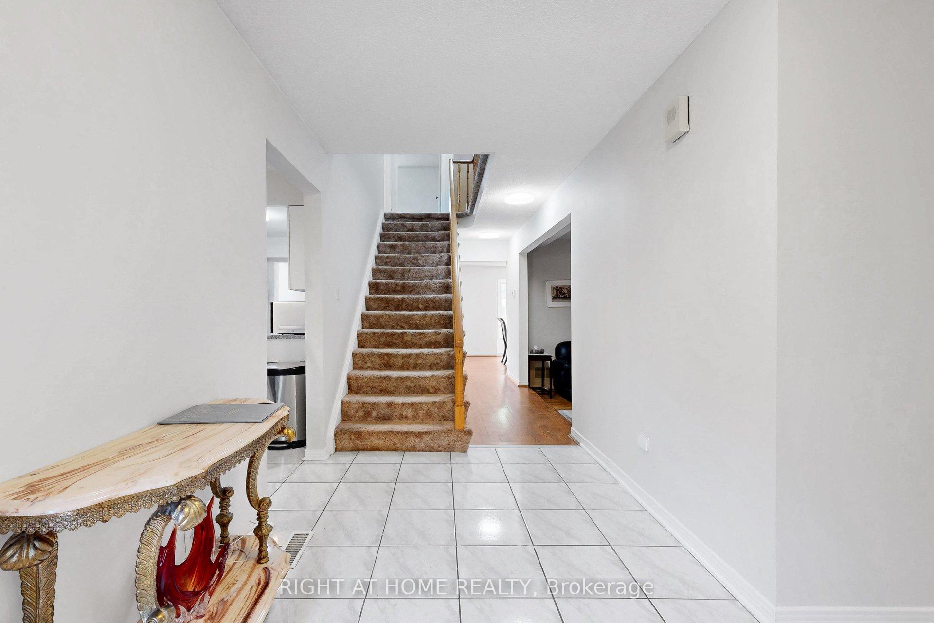 Photo 5 of 103 Heatherton Way, Vaughan, Crestwood-Springfarm-Yorkhill — HOMEH
