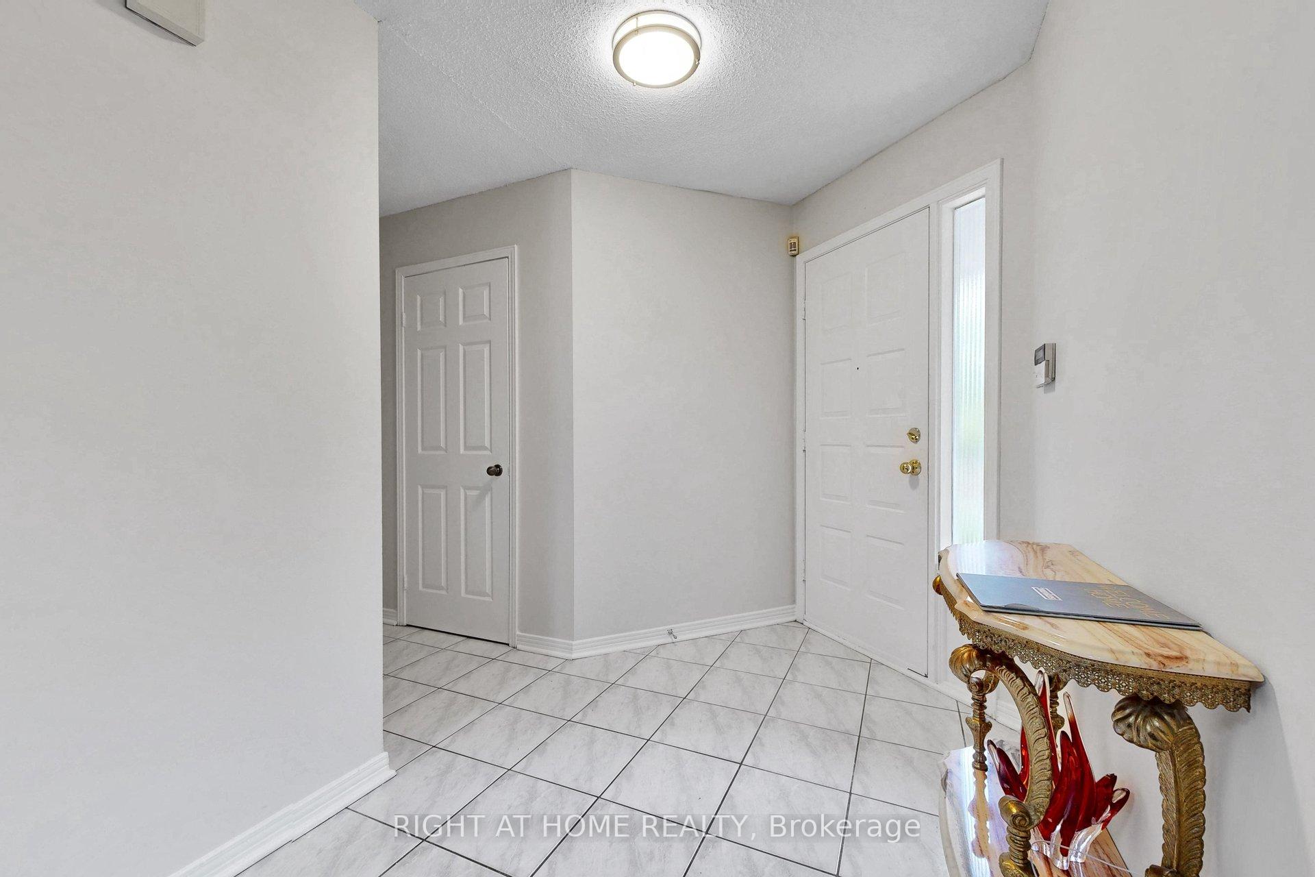 Photo 6 of 103 Heatherton Way, Vaughan, Crestwood-Springfarm-Yorkhill — HOMEH