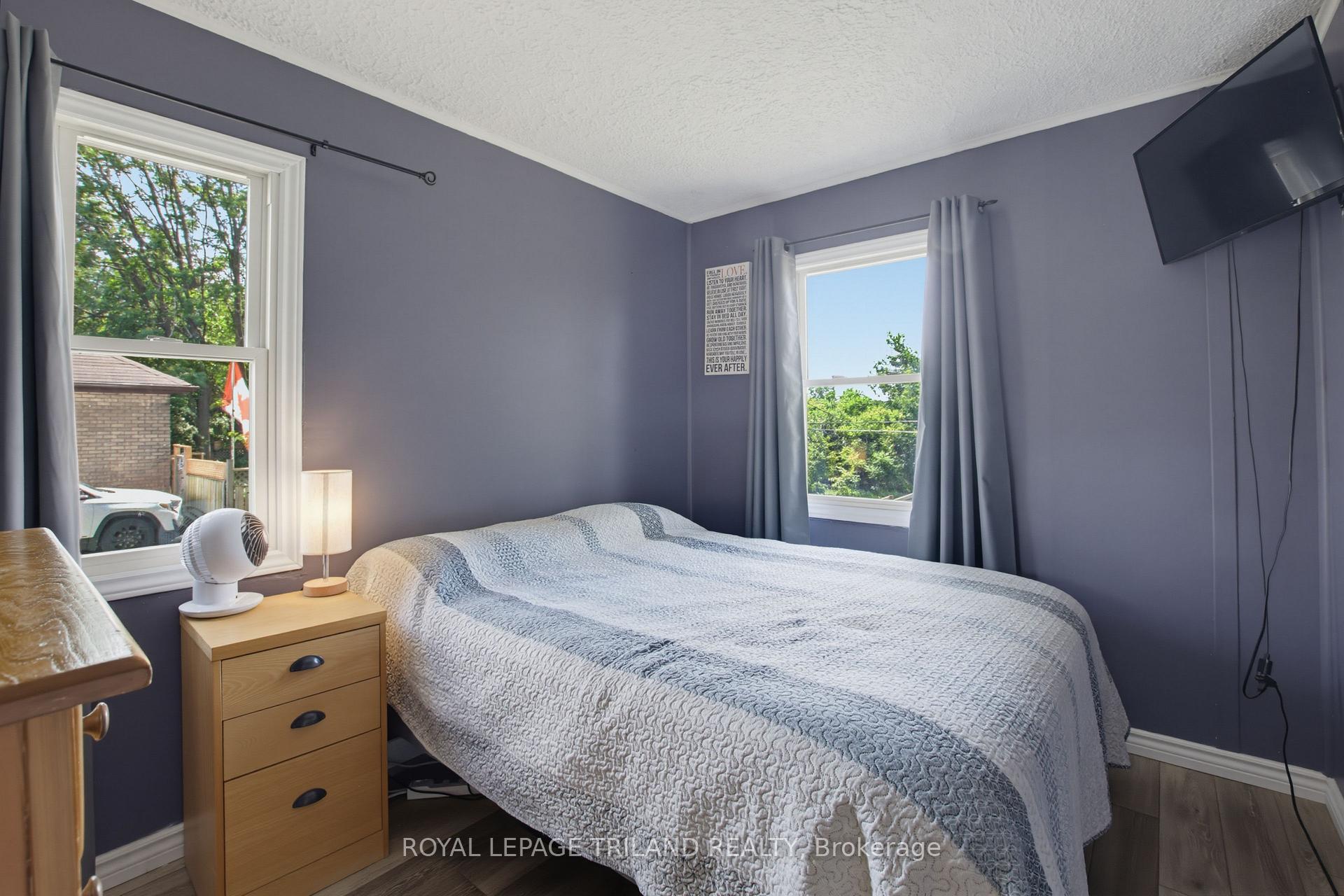 Photo 12 of 75 Connaught Avenue, London, East G — HOMEH