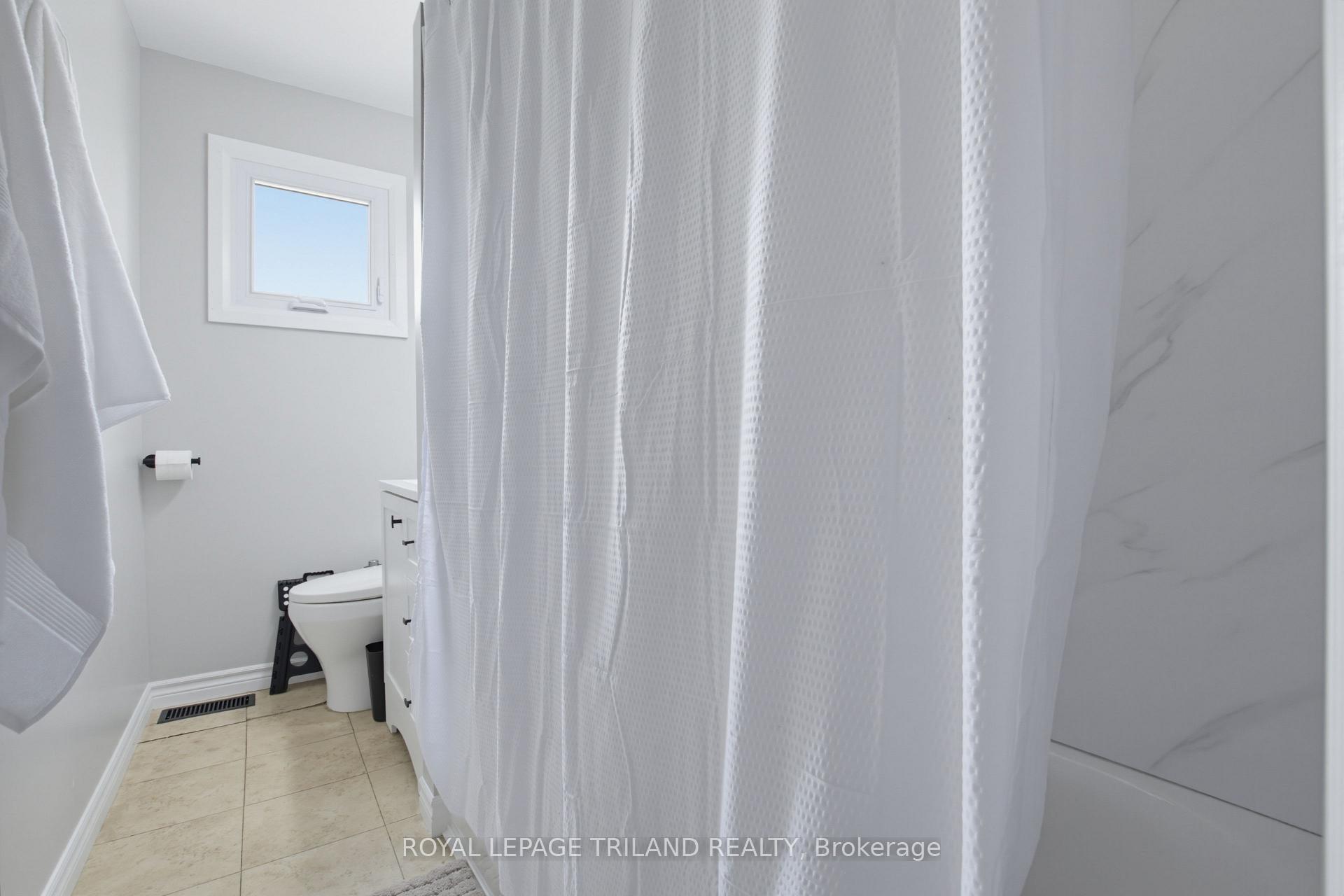 Photo 14 of 75 Connaught Avenue, London, East G — HOMEH