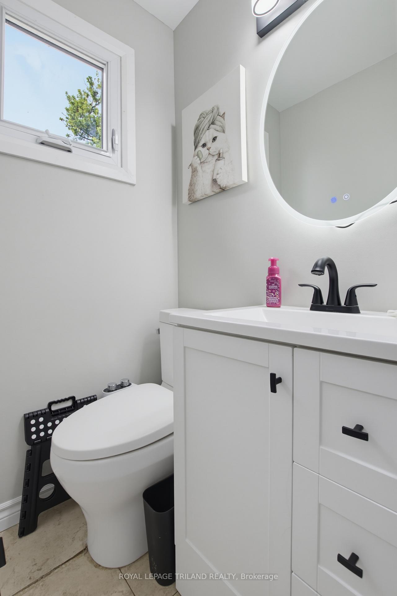 Photo 15 of 75 Connaught Avenue, London, East G — HOMEH