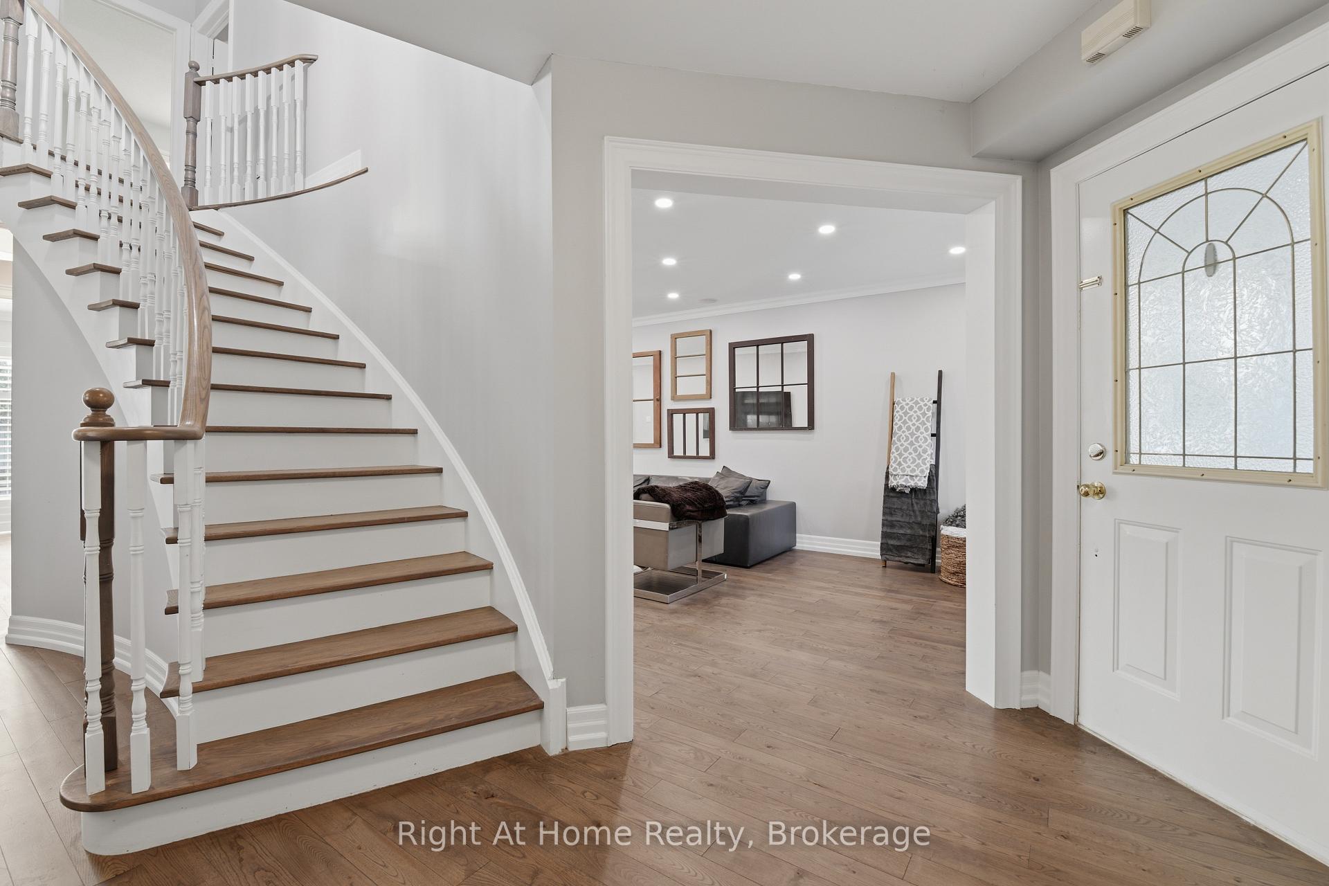 Photo 4 of 57 Lauchlin Crescent, Halton Hills, Georgetown — HOMEH