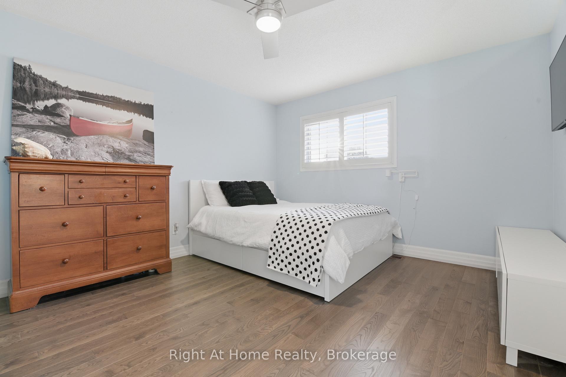 Photo 23 of 57 Lauchlin Crescent, Halton Hills, Georgetown — HOMEH