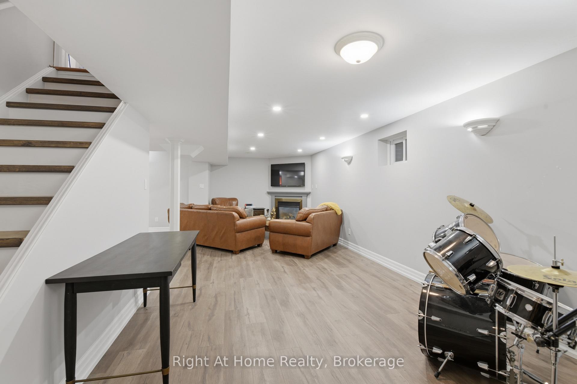 Photo 31 of 57 Lauchlin Crescent, Halton Hills, Georgetown — HOMEH