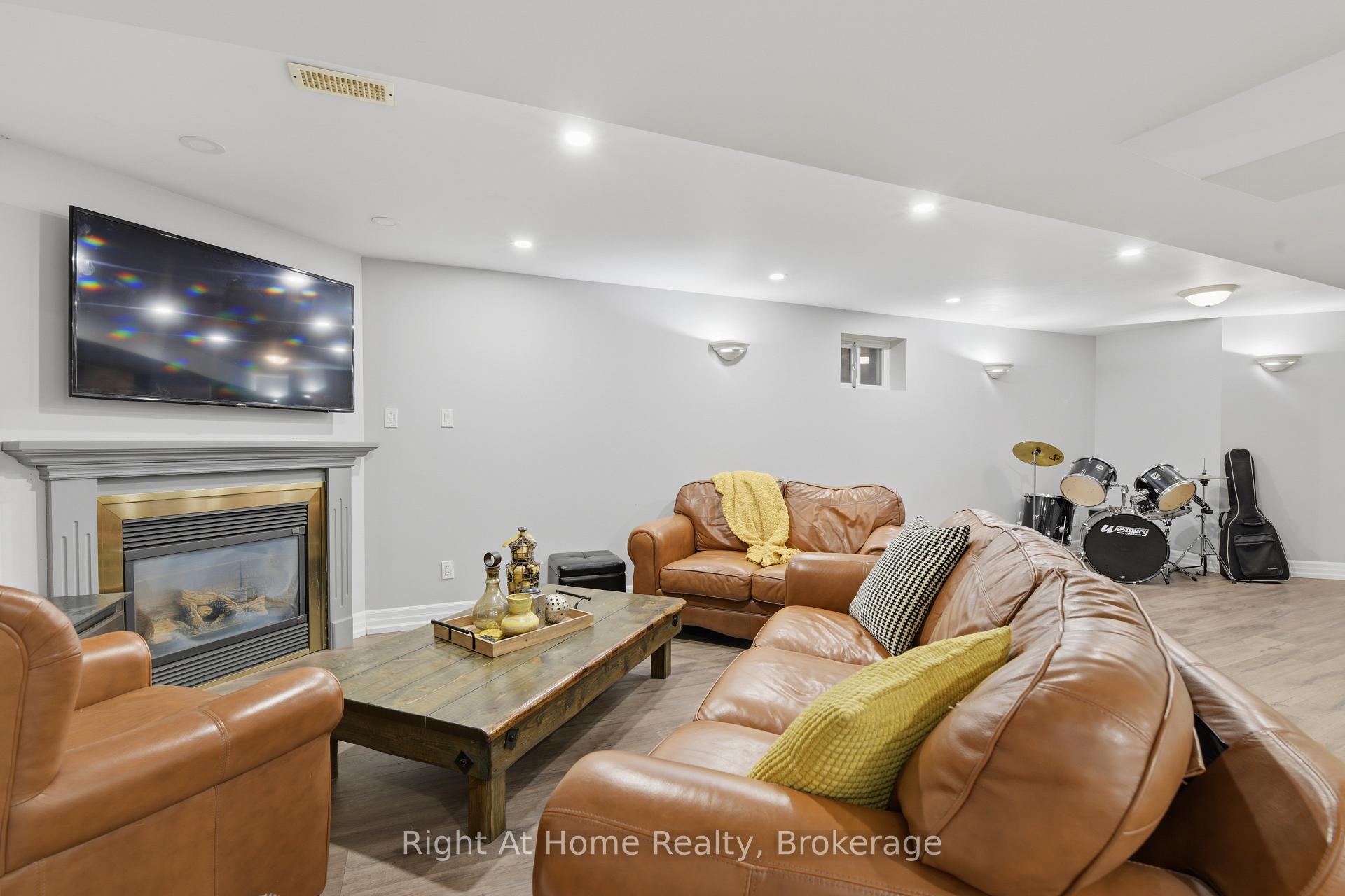 Photo 32 of 57 Lauchlin Crescent, Halton Hills, Georgetown — HOMEH