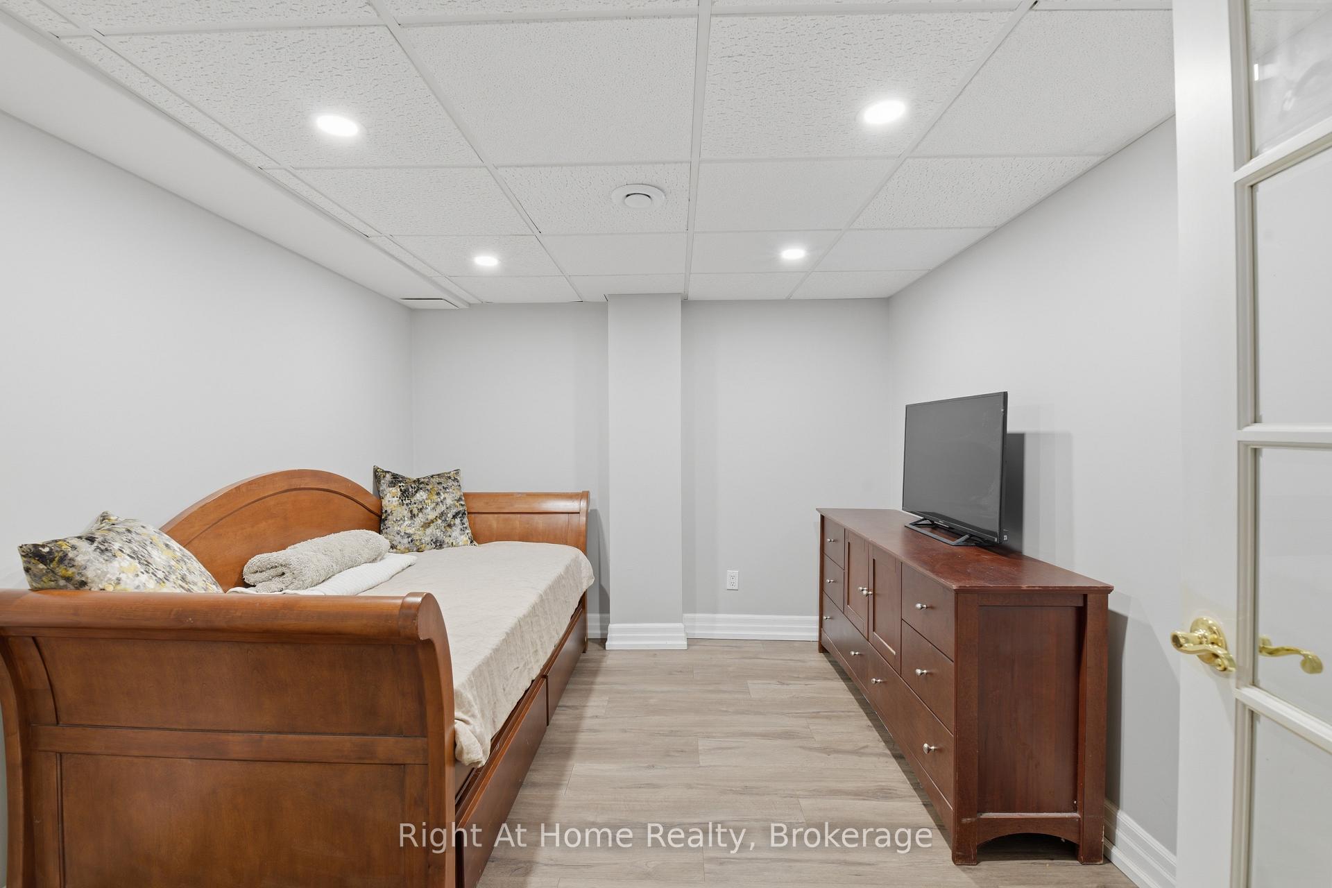Photo 36 of 57 Lauchlin Crescent, Halton Hills, Georgetown — HOMEH
