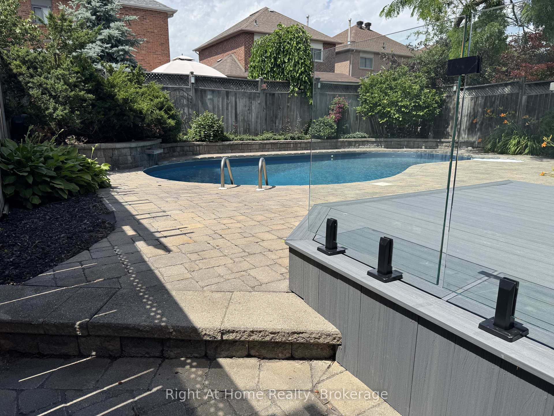 Photo 37 of 57 Lauchlin Crescent, Halton Hills, Georgetown — HOMEH