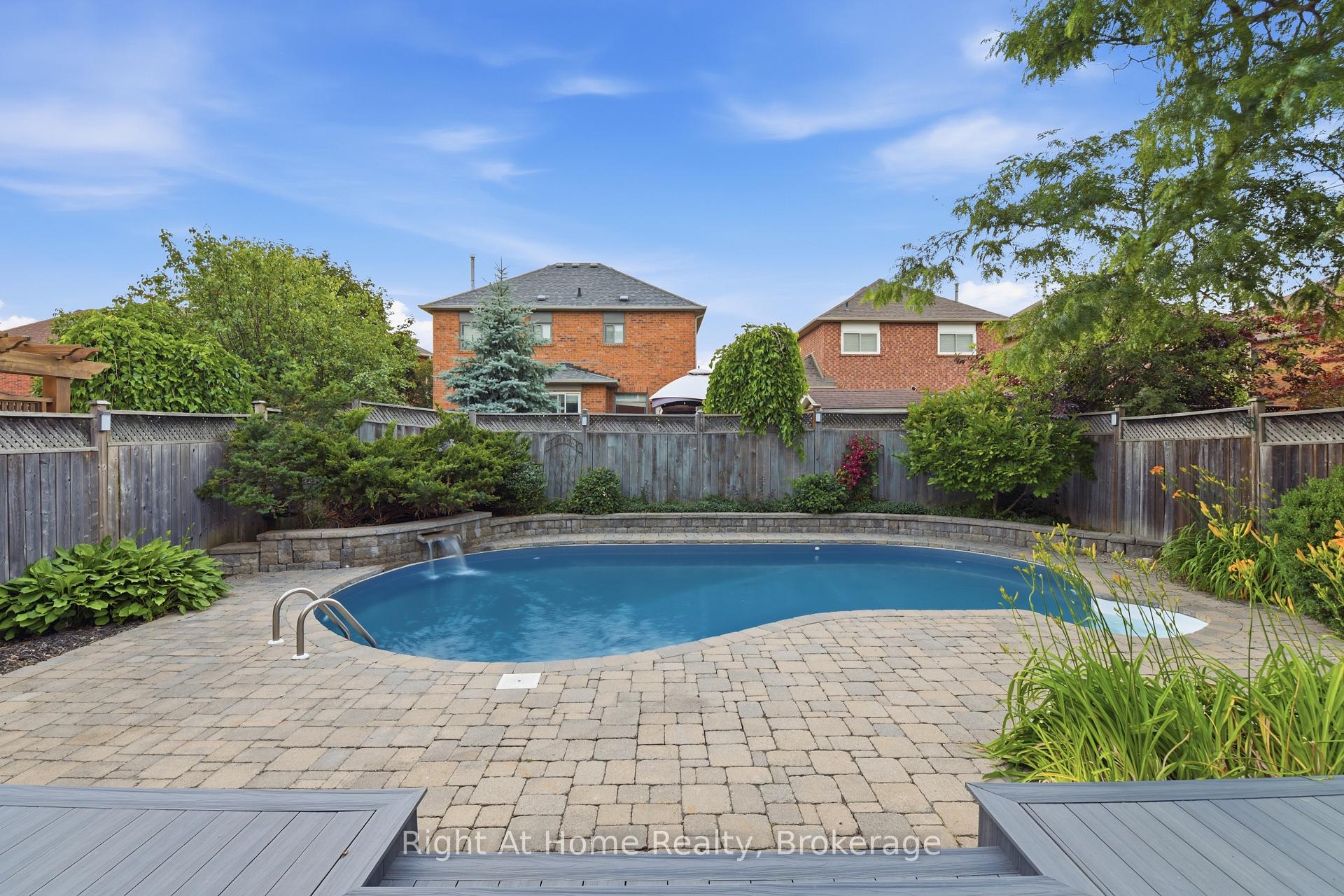 Photo 38 of 57 Lauchlin Crescent, Halton Hills, Georgetown — HOMEH
