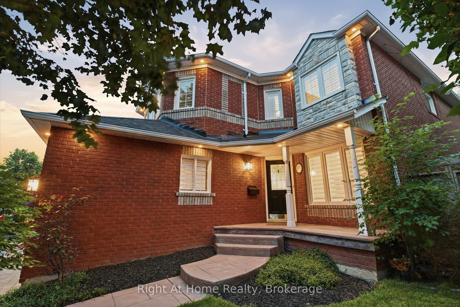 Photo 2 of 57 Lauchlin Crescent, Halton Hills, Georgetown — HOMEH