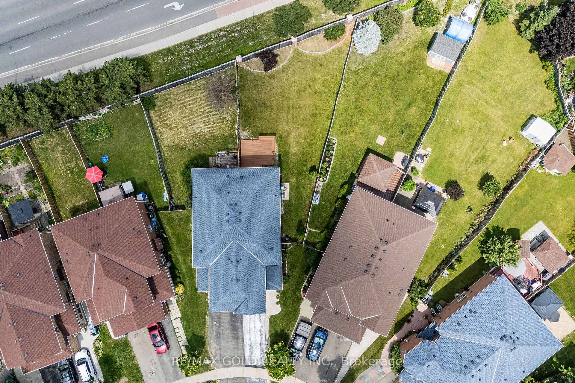 Photo 5 of 76 Secord Crescent, Brampton, Fletcher's Meadow — HOMEH
