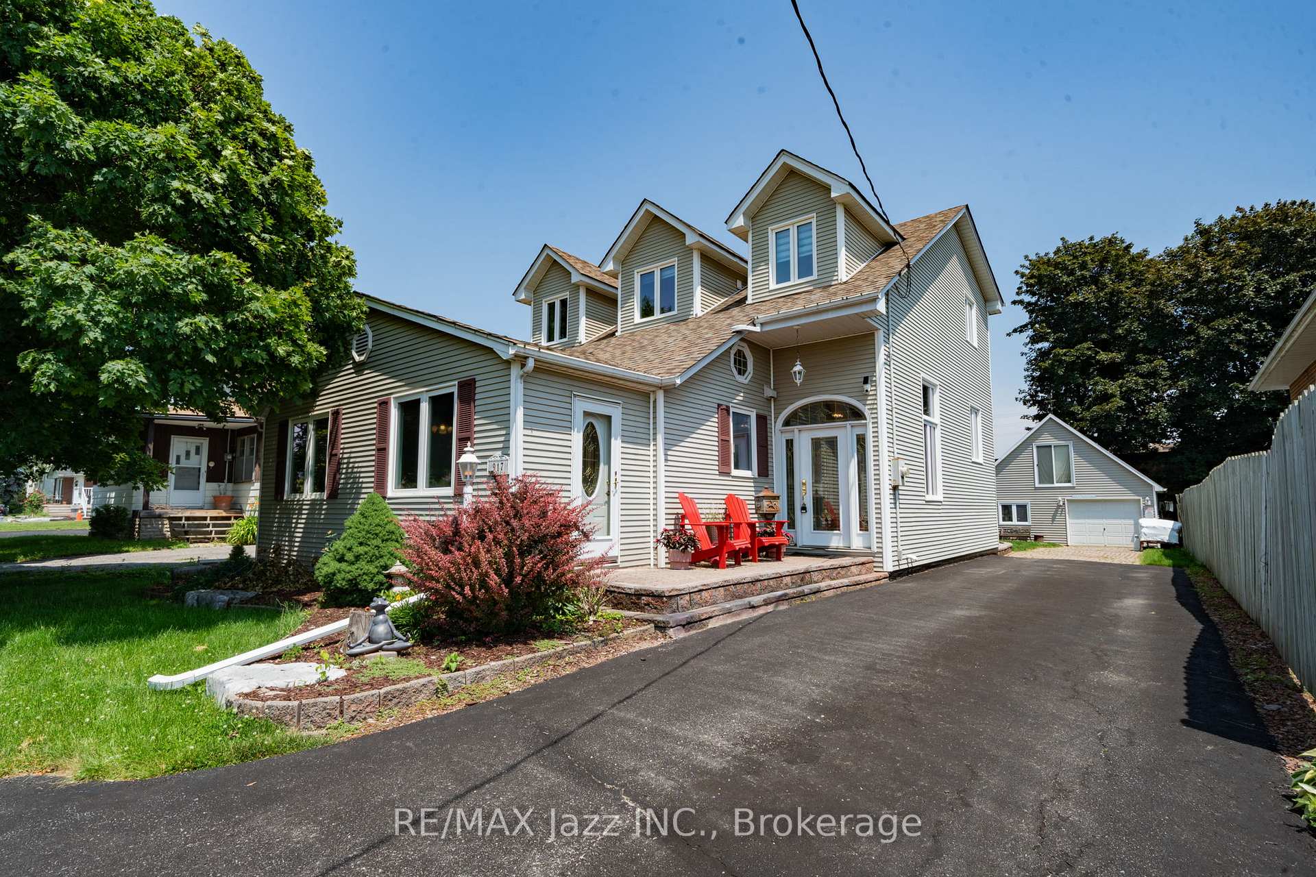 Front of 917 Byron Street N