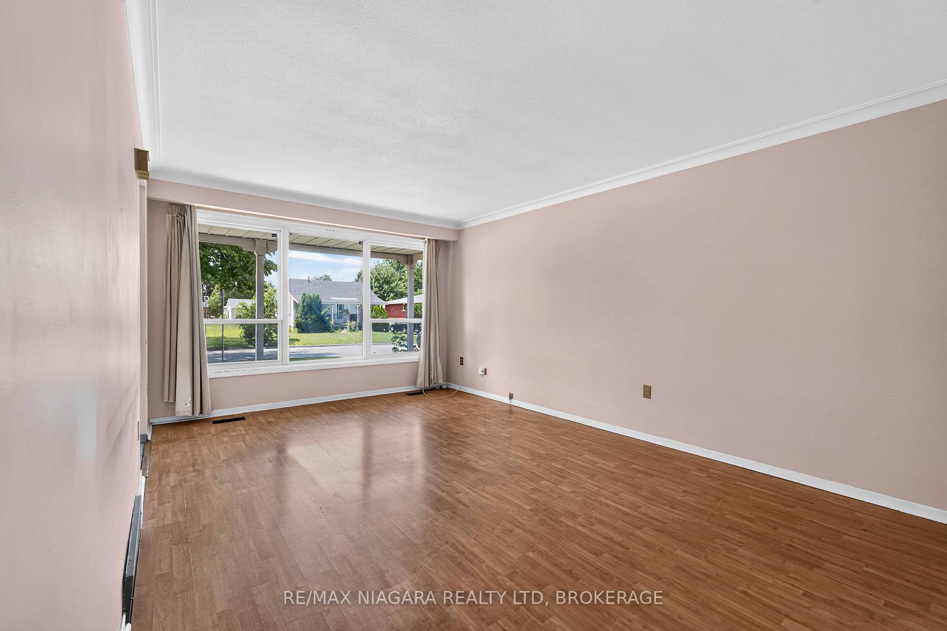 Photo 4 of 3440 St. Patrick Avenue, Niagara Falls, Stamford — HOMEH