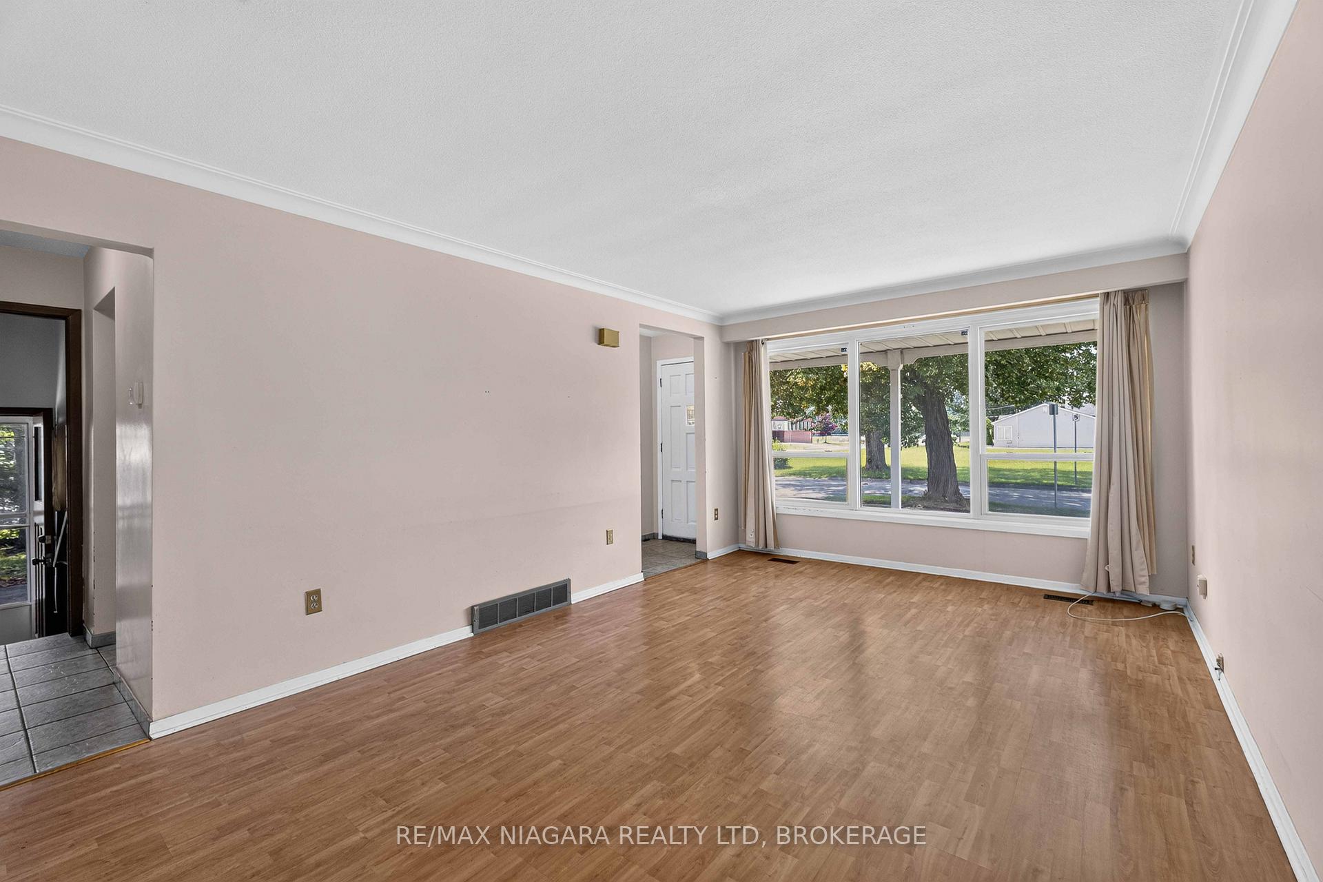 Photo 5 of 3440 St. Patrick Avenue, Niagara Falls, Stamford — HOMEH