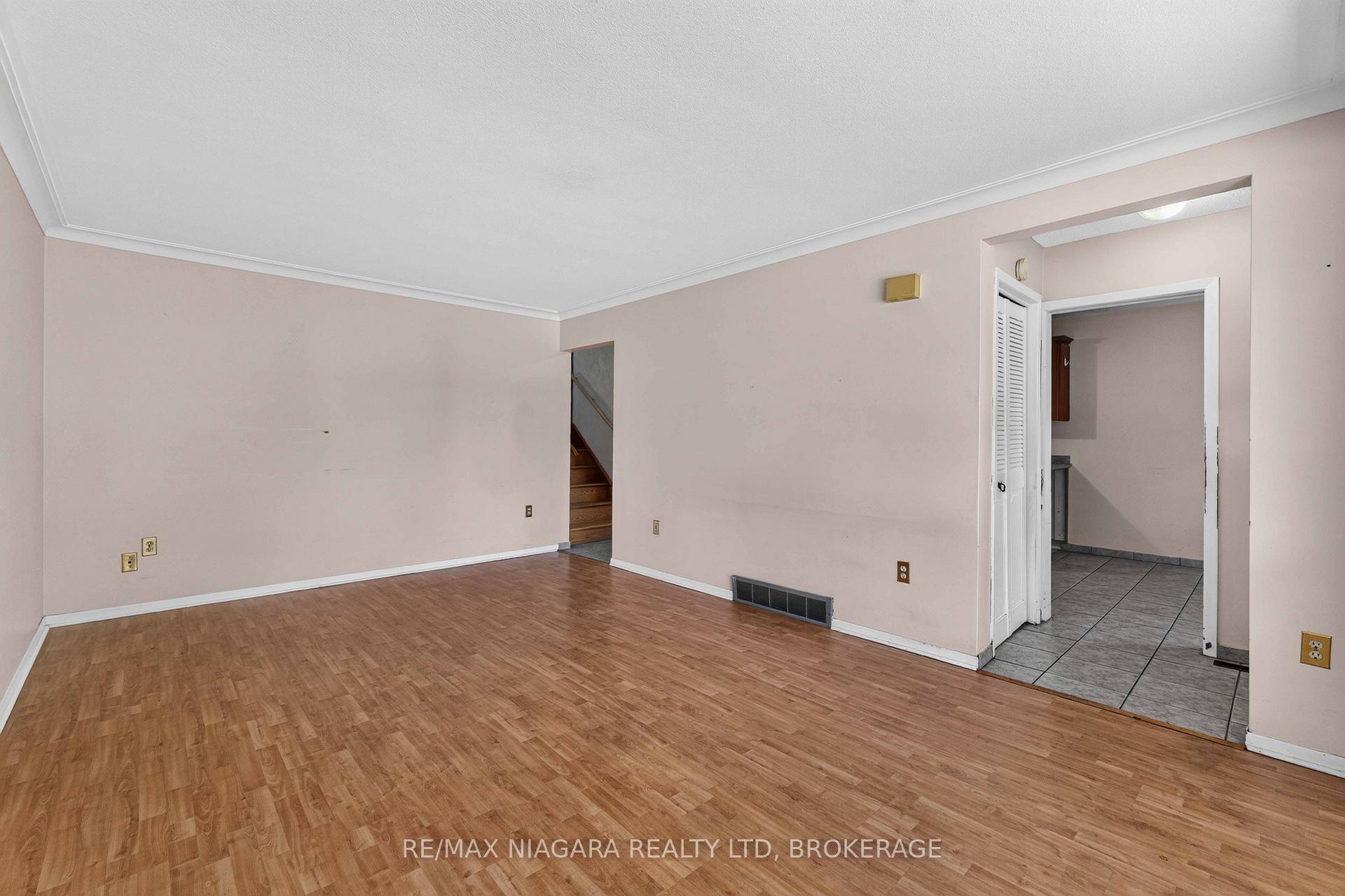 Photo 6 of 3440 St. Patrick Avenue, Niagara Falls, Stamford — HOMEH