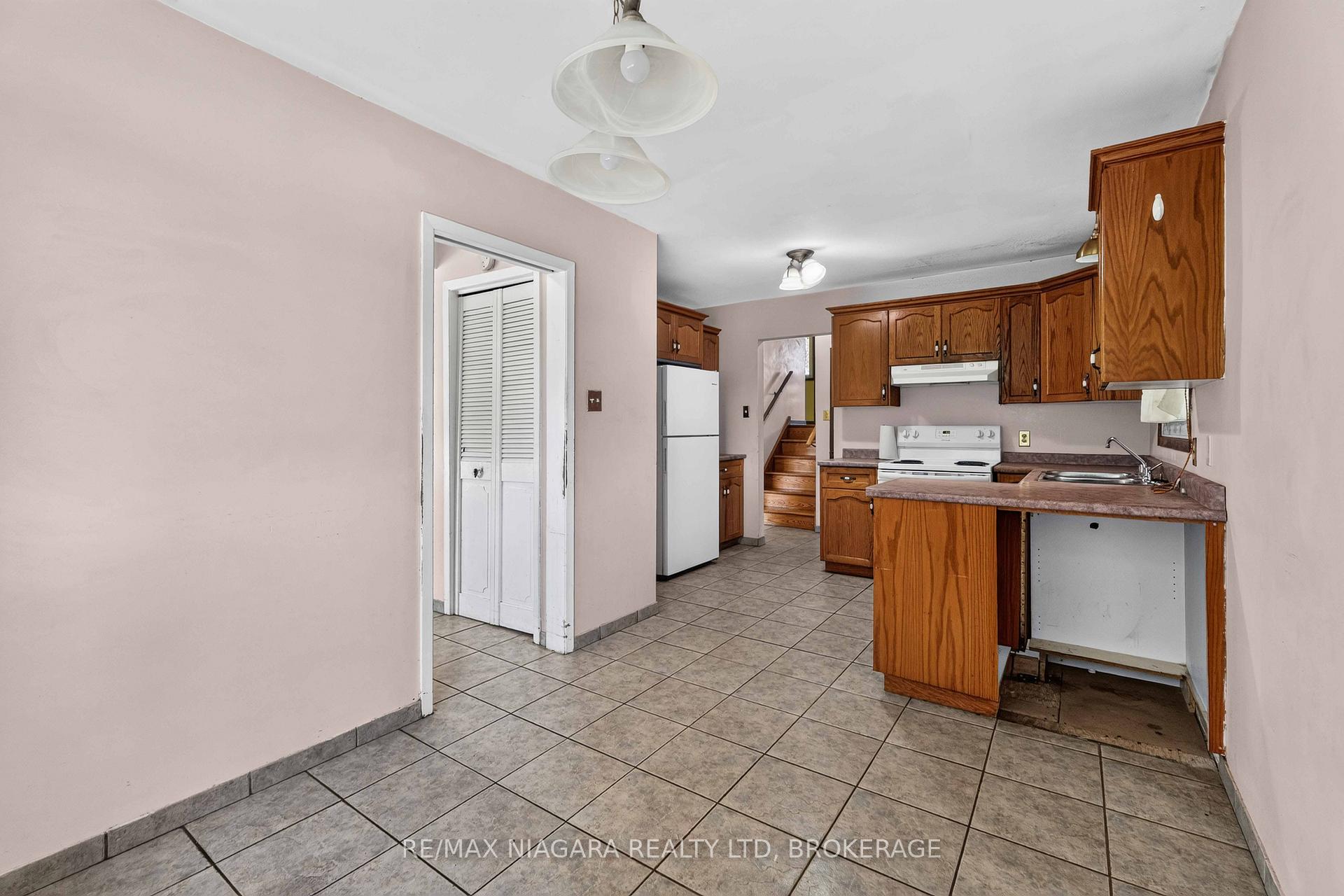 Photo 8 of 3440 St. Patrick Avenue, Niagara Falls, Stamford — HOMEH