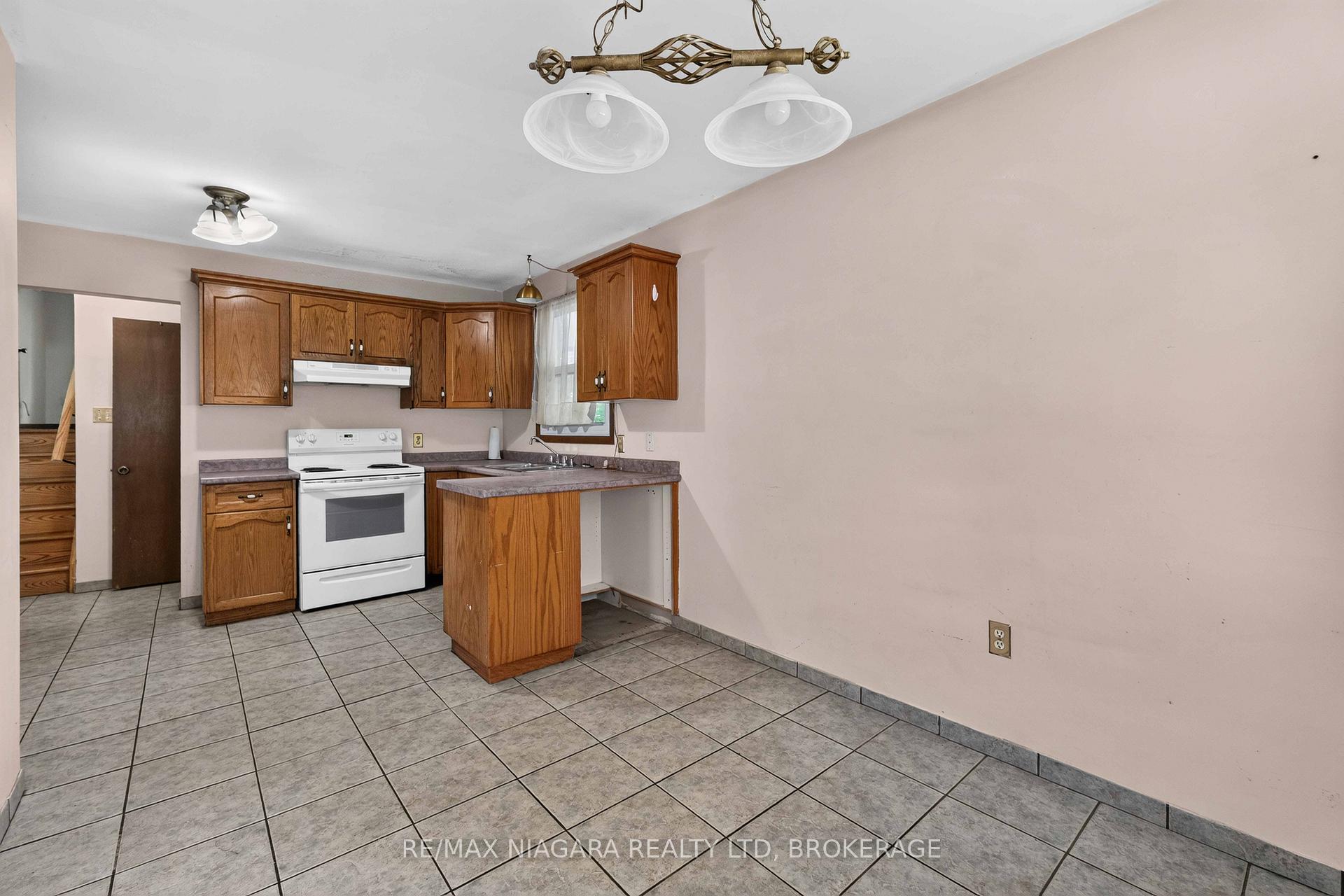 Photo 10 of 3440 St. Patrick Avenue, Niagara Falls, Stamford — HOMEH