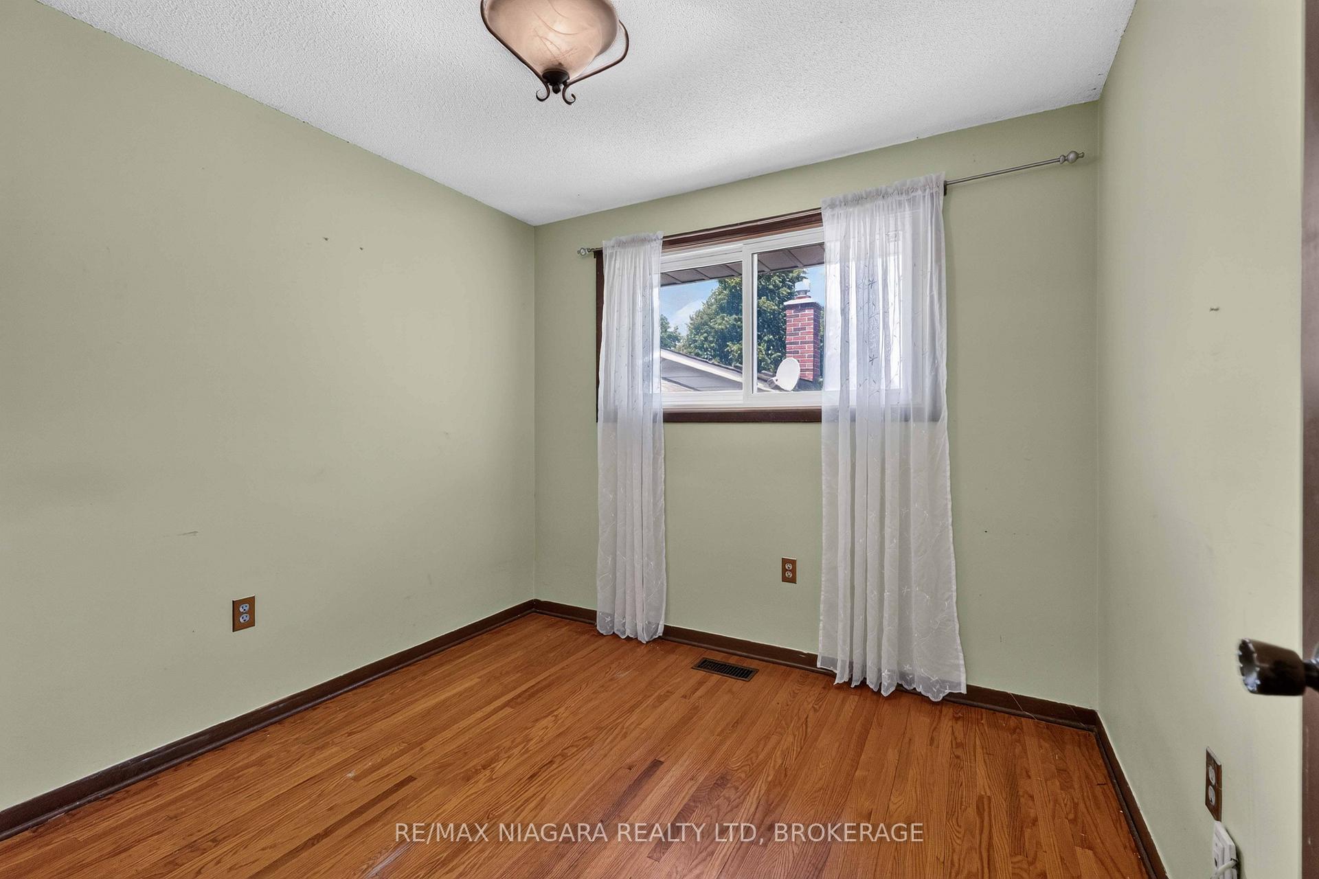 Photo 15 of 3440 St. Patrick Avenue, Niagara Falls, Stamford — HOMEH