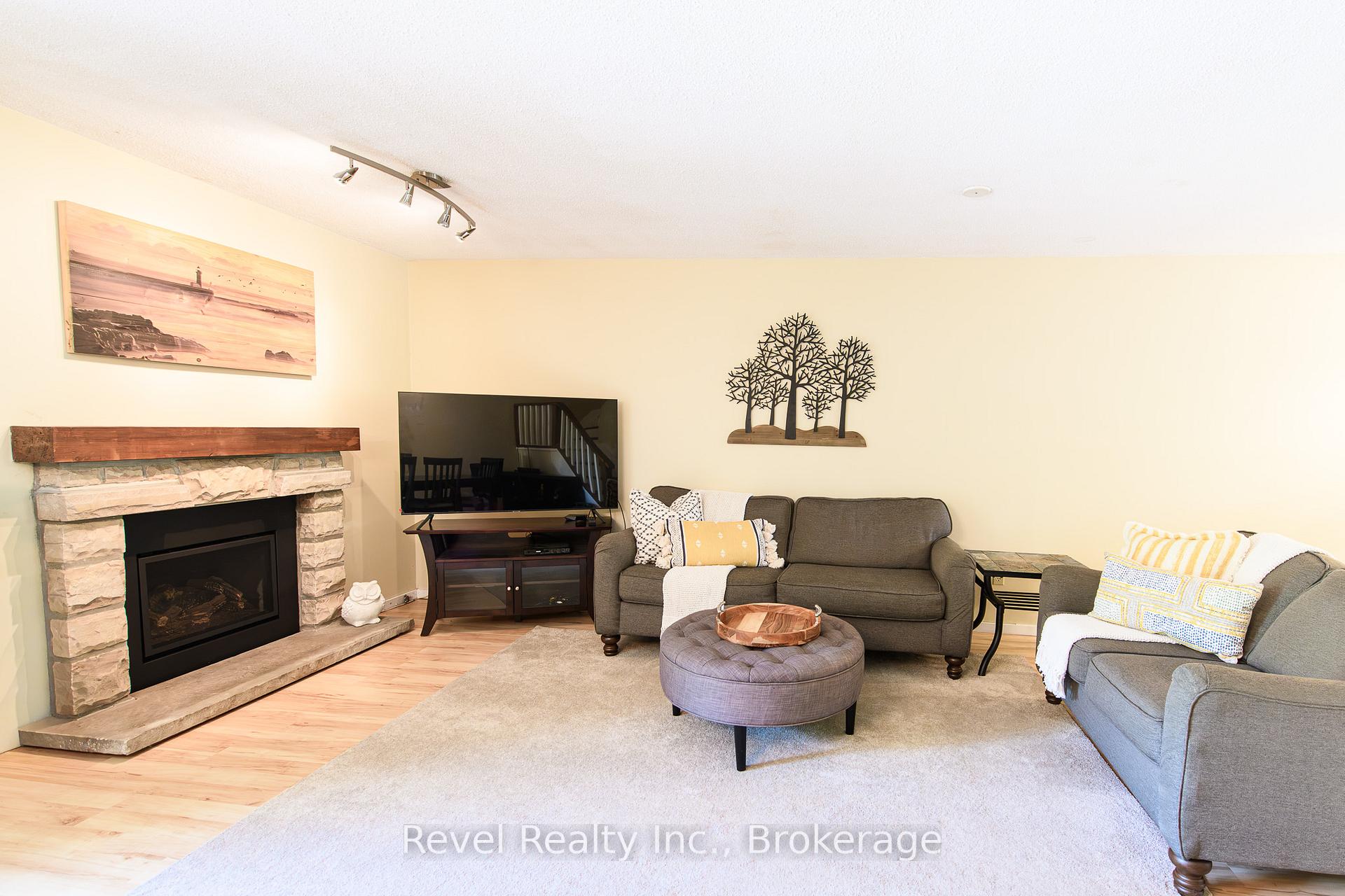 Photo 10 of 440 Oxbow Crescent W, Collingwood — HOMEH