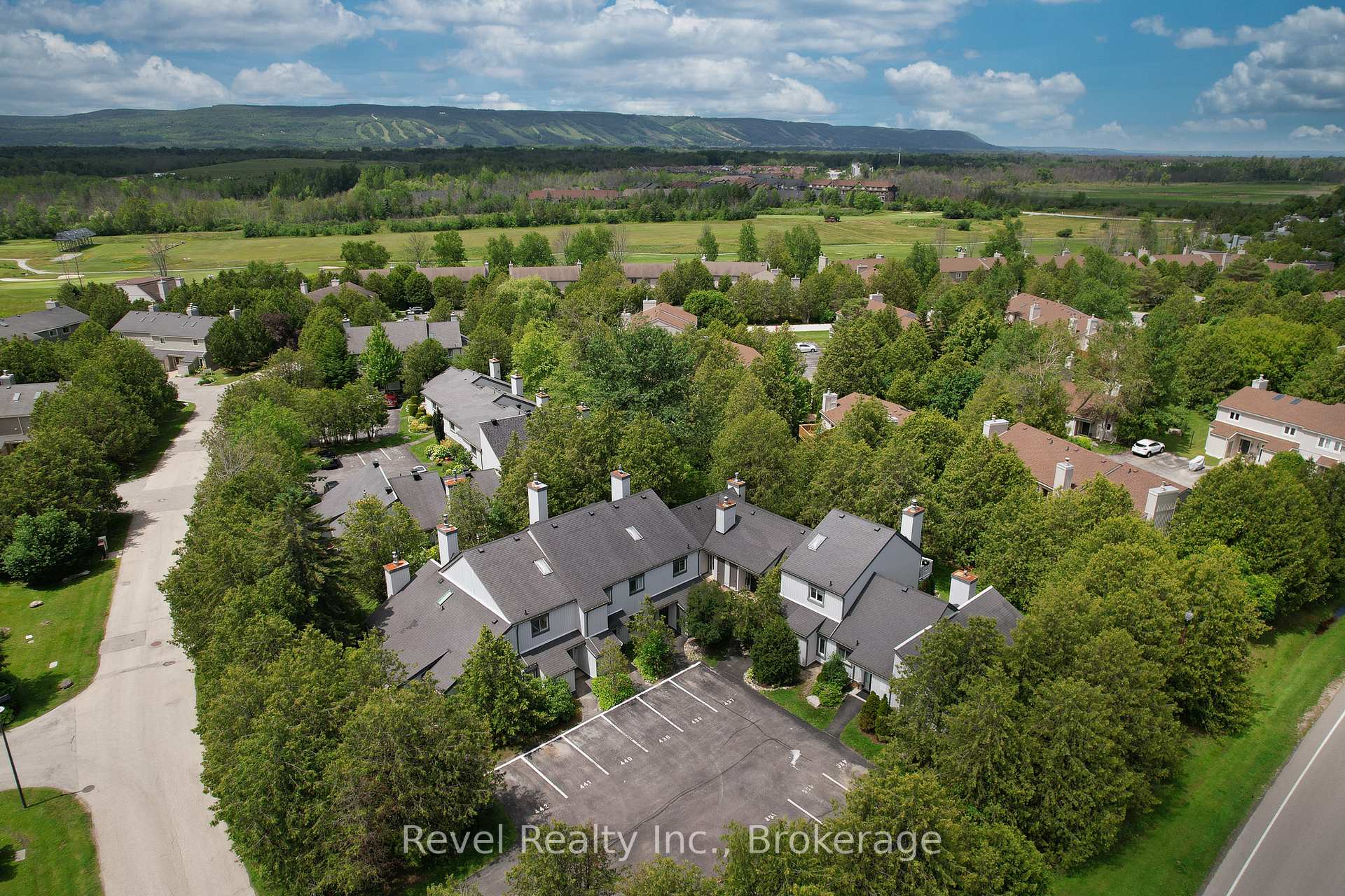 Photo 2 of 440 Oxbow Crescent W, Collingwood — HOMEH