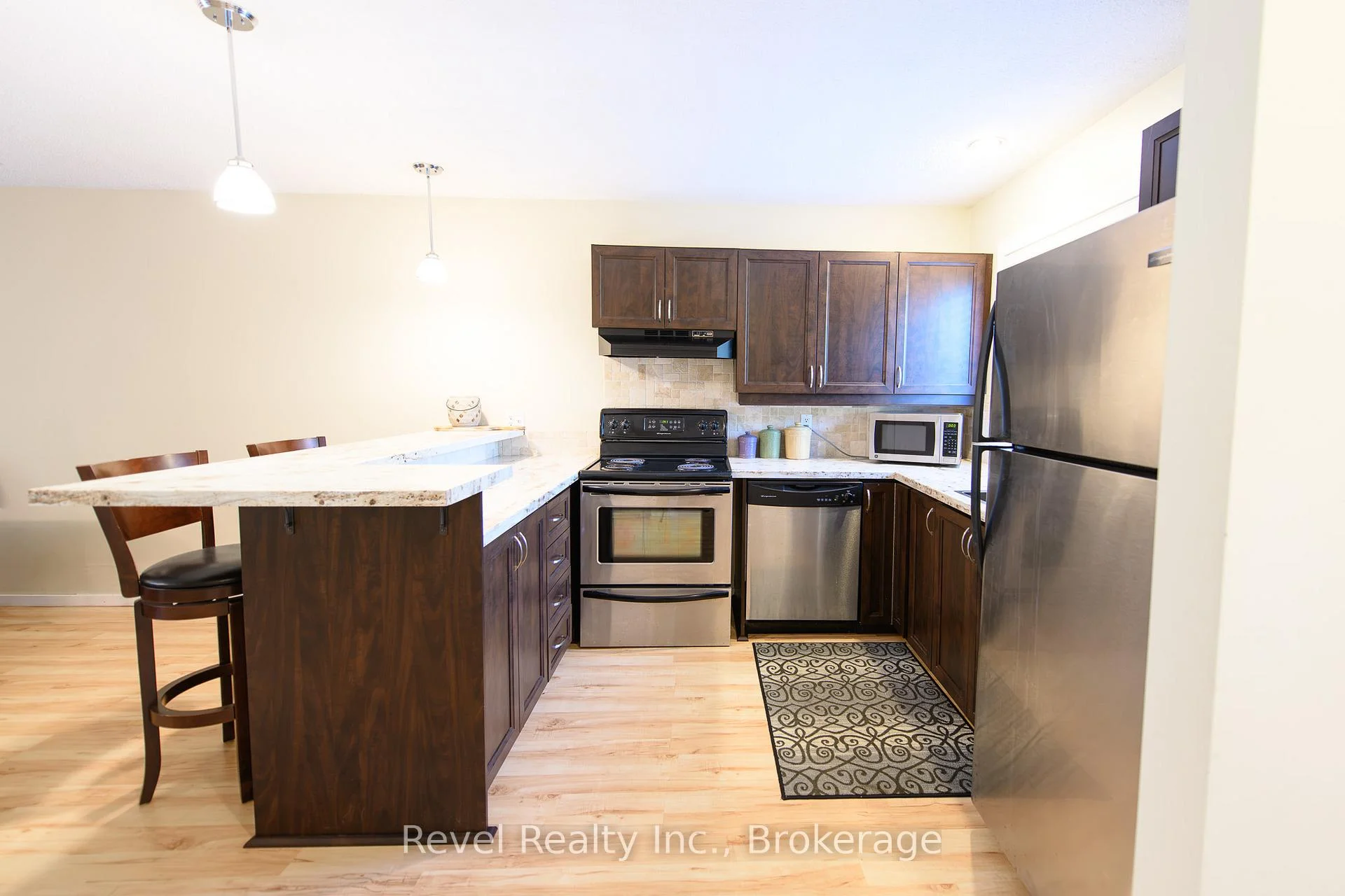 Photo 5 of 440 Oxbow Crescent W, Collingwood — HOMEH