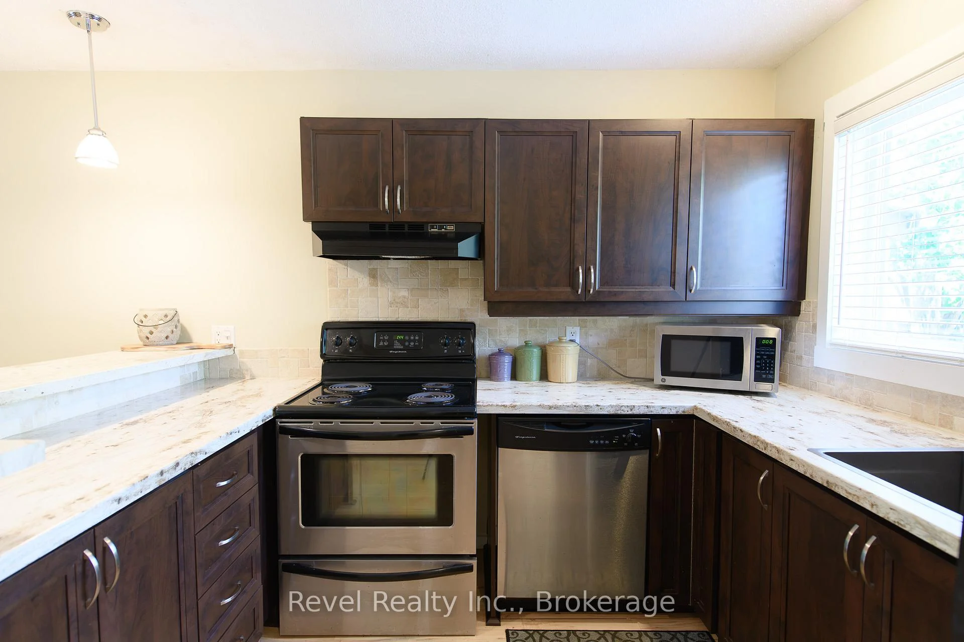 Photo 12 of 440 Oxbow Crescent W, Collingwood — HOMEH