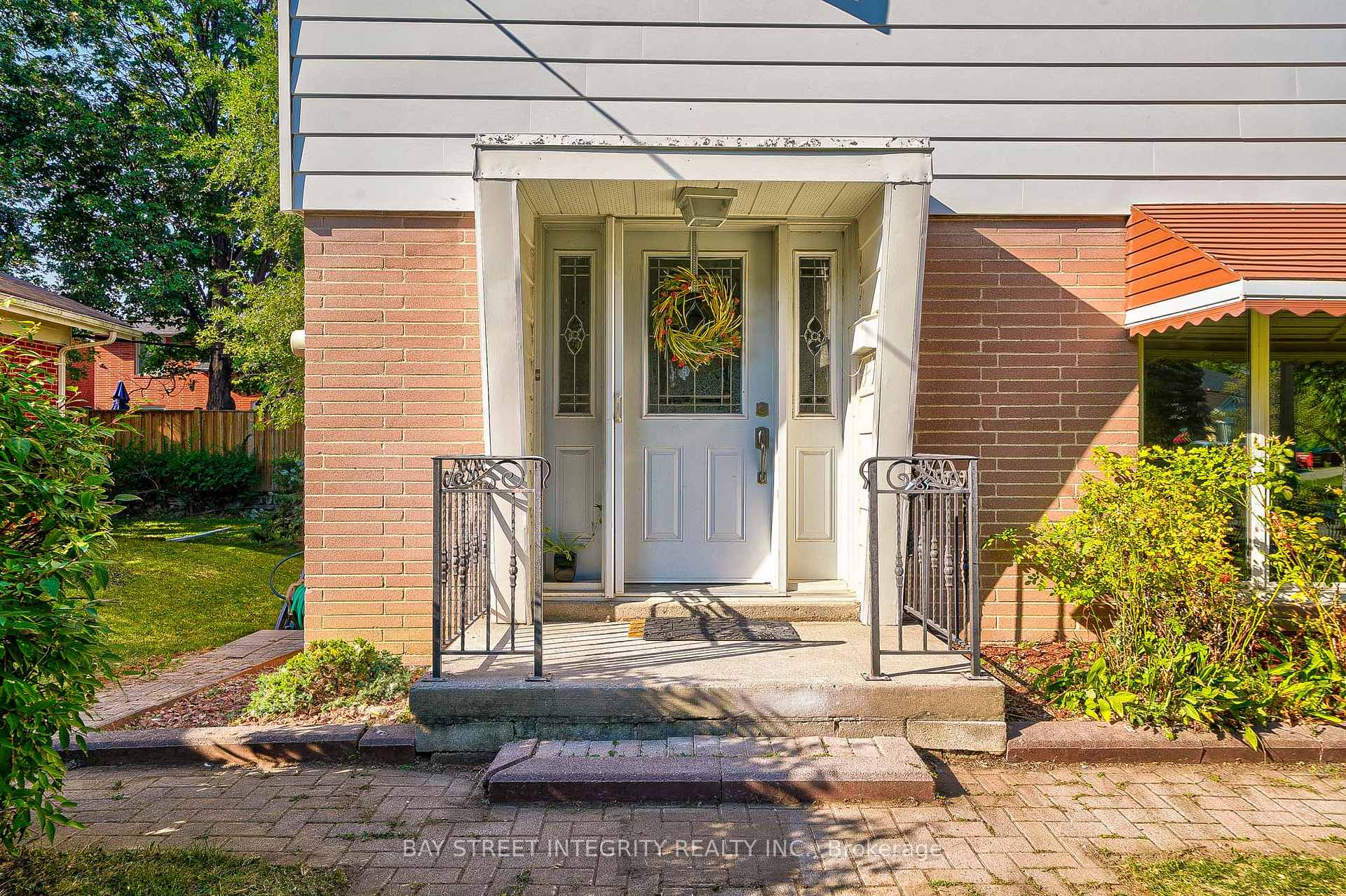 Photo 3 of 63 Rossburn Drive, Etobicoke, Etobicoke West Mall — HOMEH