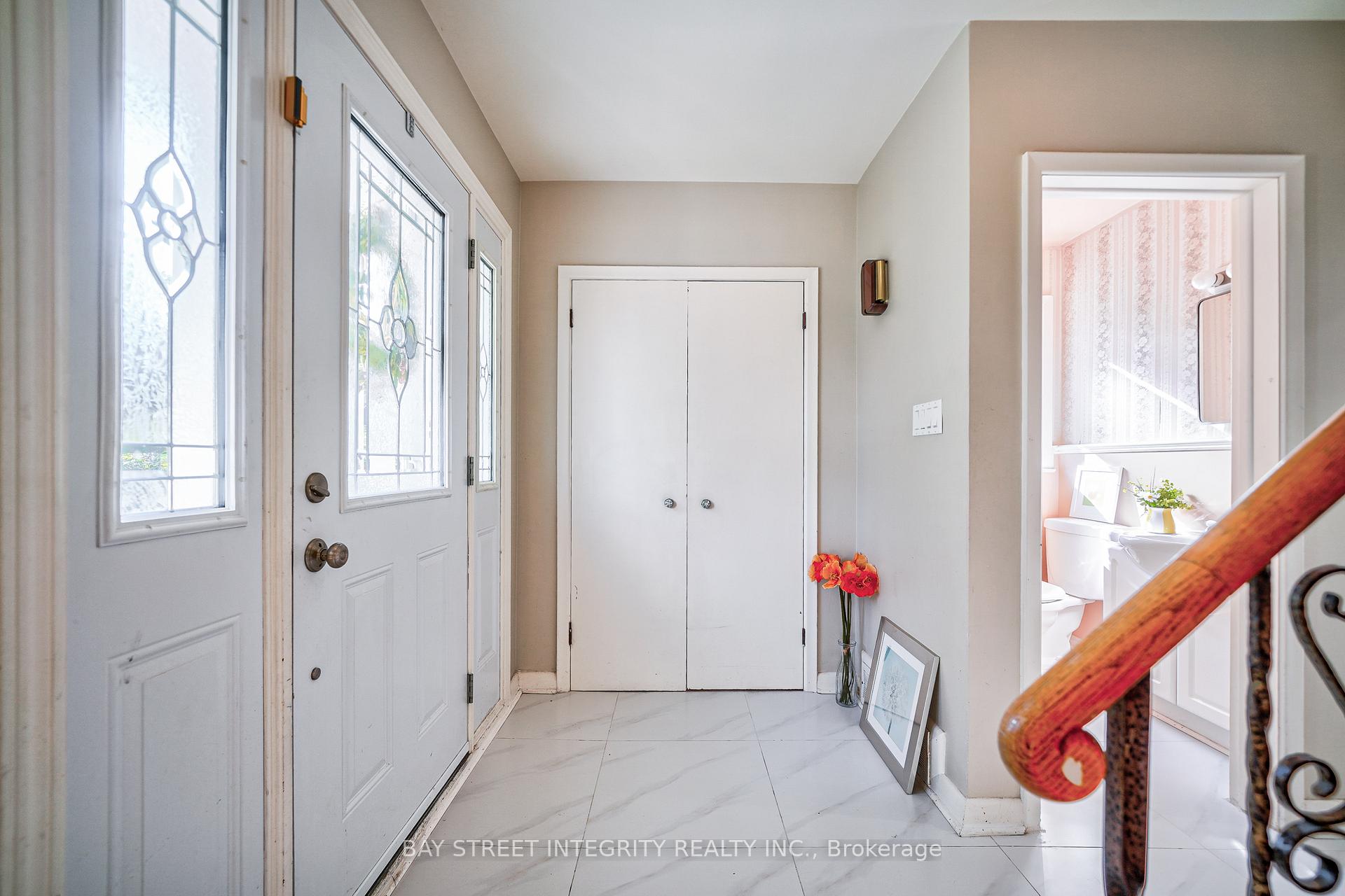 Photo 4 of 63 Rossburn Drive, Etobicoke, Etobicoke West Mall — HOMEH